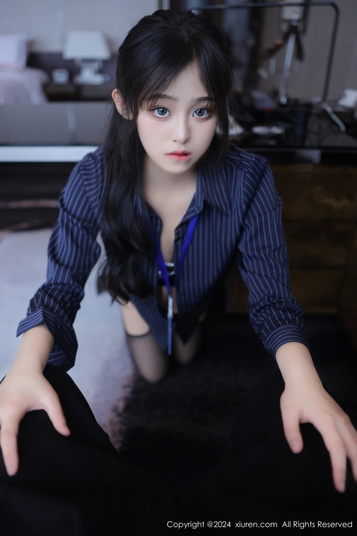 Xgyw.Org_XiuRen第8373期_模特王心悦性感蓝色OL服饰配黑丝吊袜半脱秀惹火身材诱惑写真82P