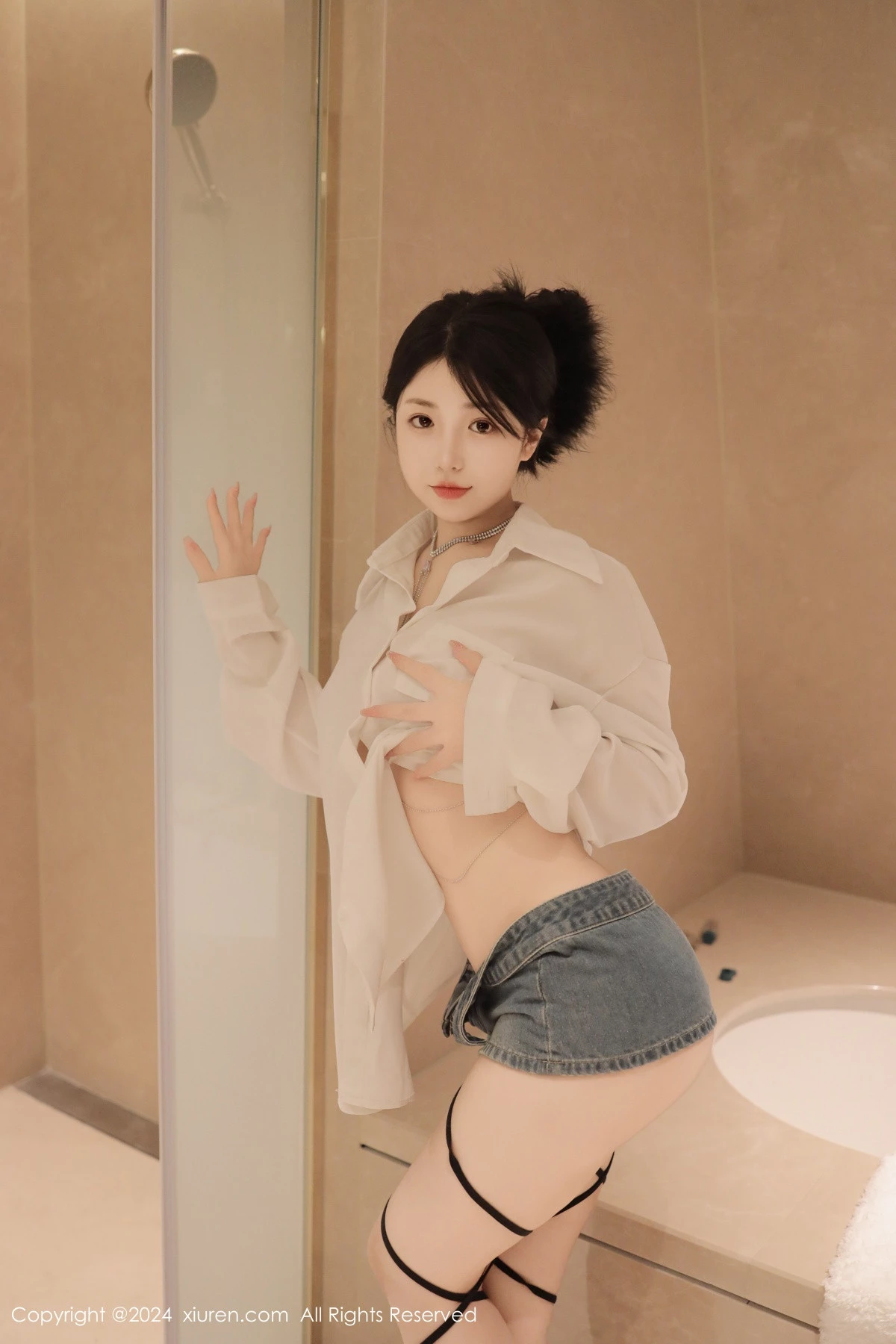 Xgyw.Org_XiuRen第8400期_模特陈小花浴室性感白色轻透上衣配牛仔短裤秀曼妙身姿诱惑写真77P