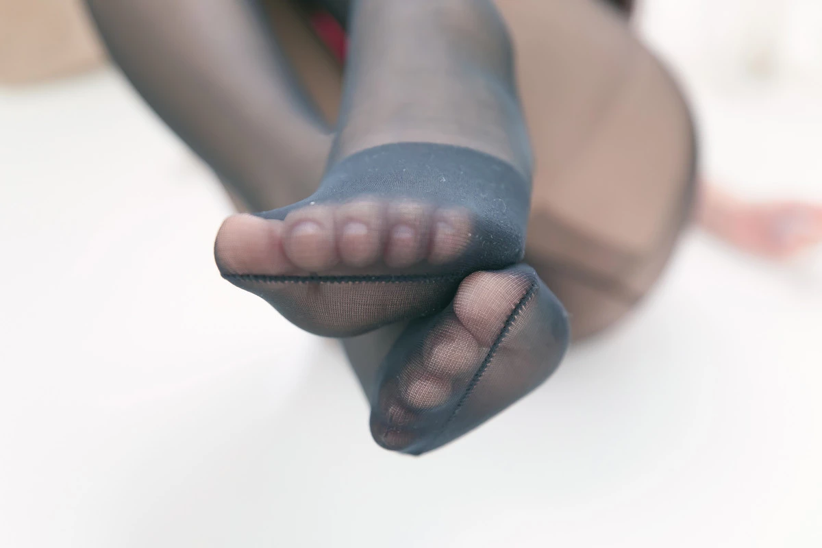 Xgyw.Org_萝莉美女神楽板真冬想入非非主题私房性感红色缕空上衣配超薄无内黑丝秀翘臀美腿诱惑写真75P