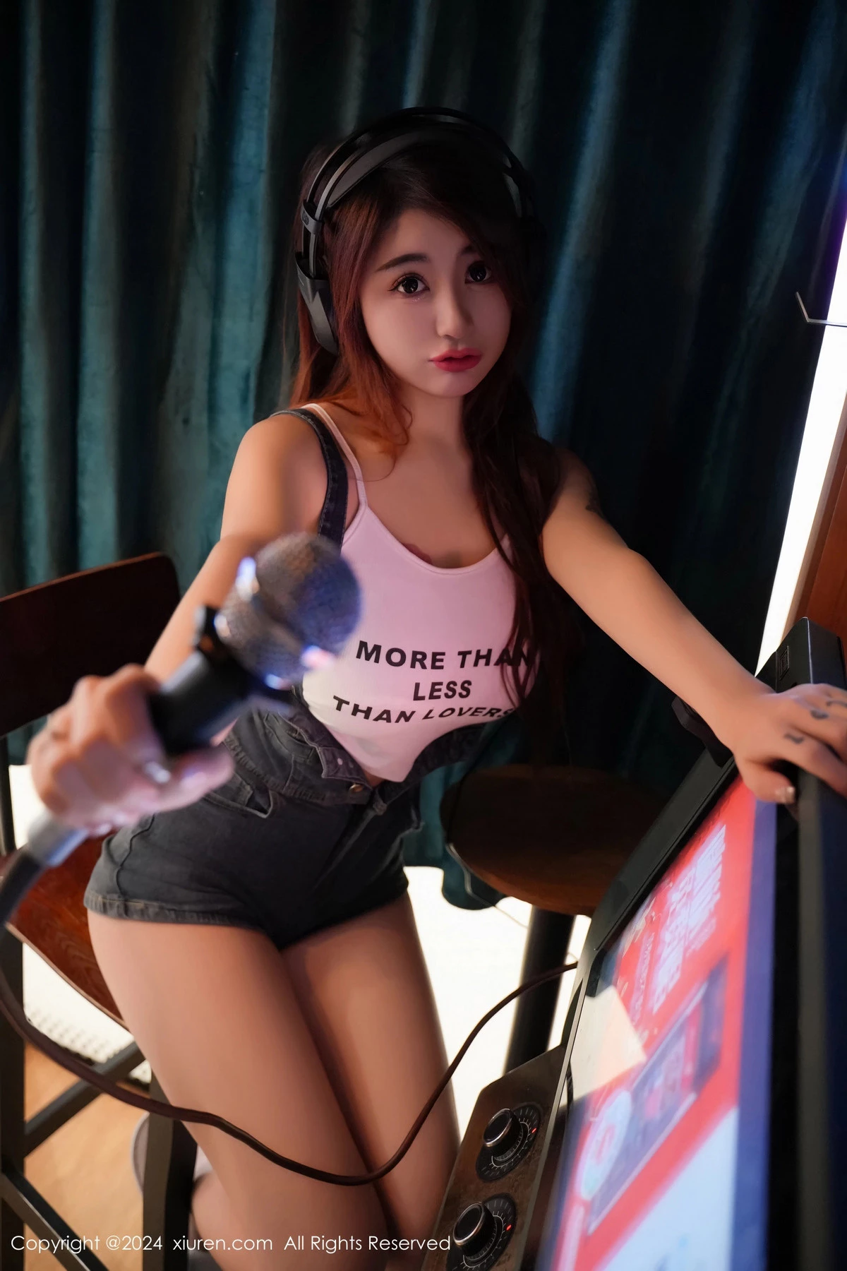 Xgyw.Org_XiuRen第8506期_模特美七Mia性感白色服饰配牛仔裤半脱秀丰腴身材惹火诱惑写真99P