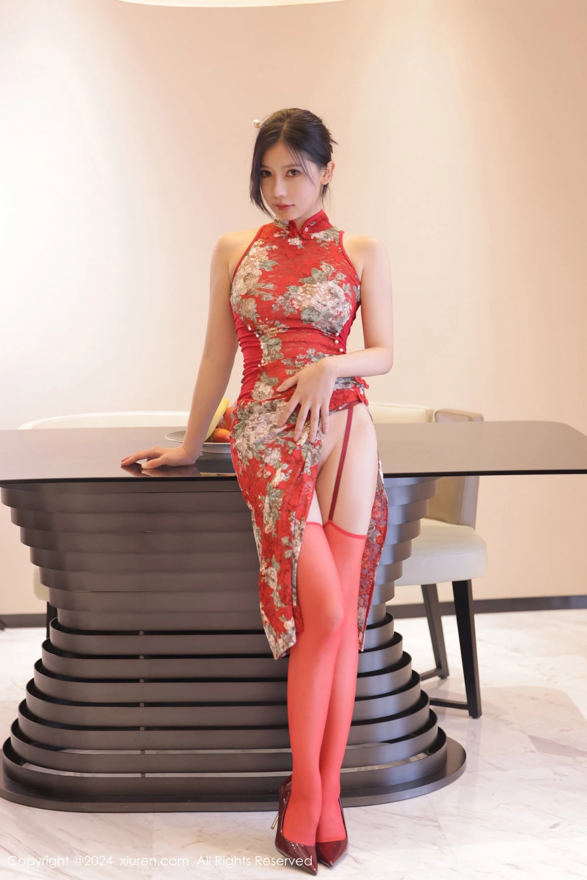 Xgyw.Org_XiuRen第8871期_模特尹甜甜性感红色旗袍服饰配红丝吊袜半撩秀翘臀美腿诱惑写真92P