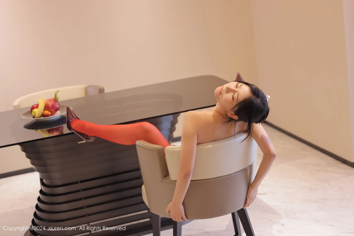 Xgyw.Org_XiuRen第8871期_模特尹甜甜性感红色旗袍服饰配红丝吊袜半撩秀翘臀美腿诱惑写真92P