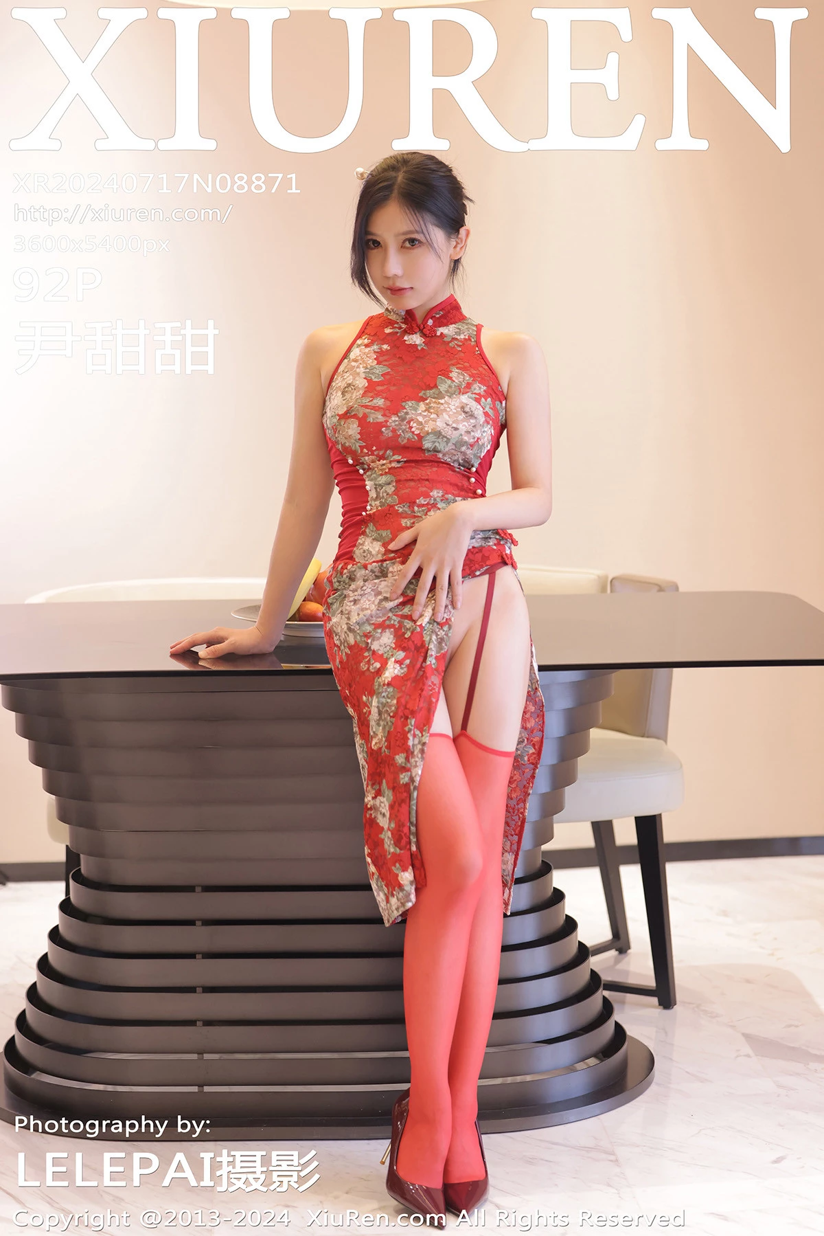 Xgyw.Org_XiuRen第8871期_模特尹甜甜性感红色旗袍服饰配红丝吊袜半撩秀翘臀美腿诱惑写真92P