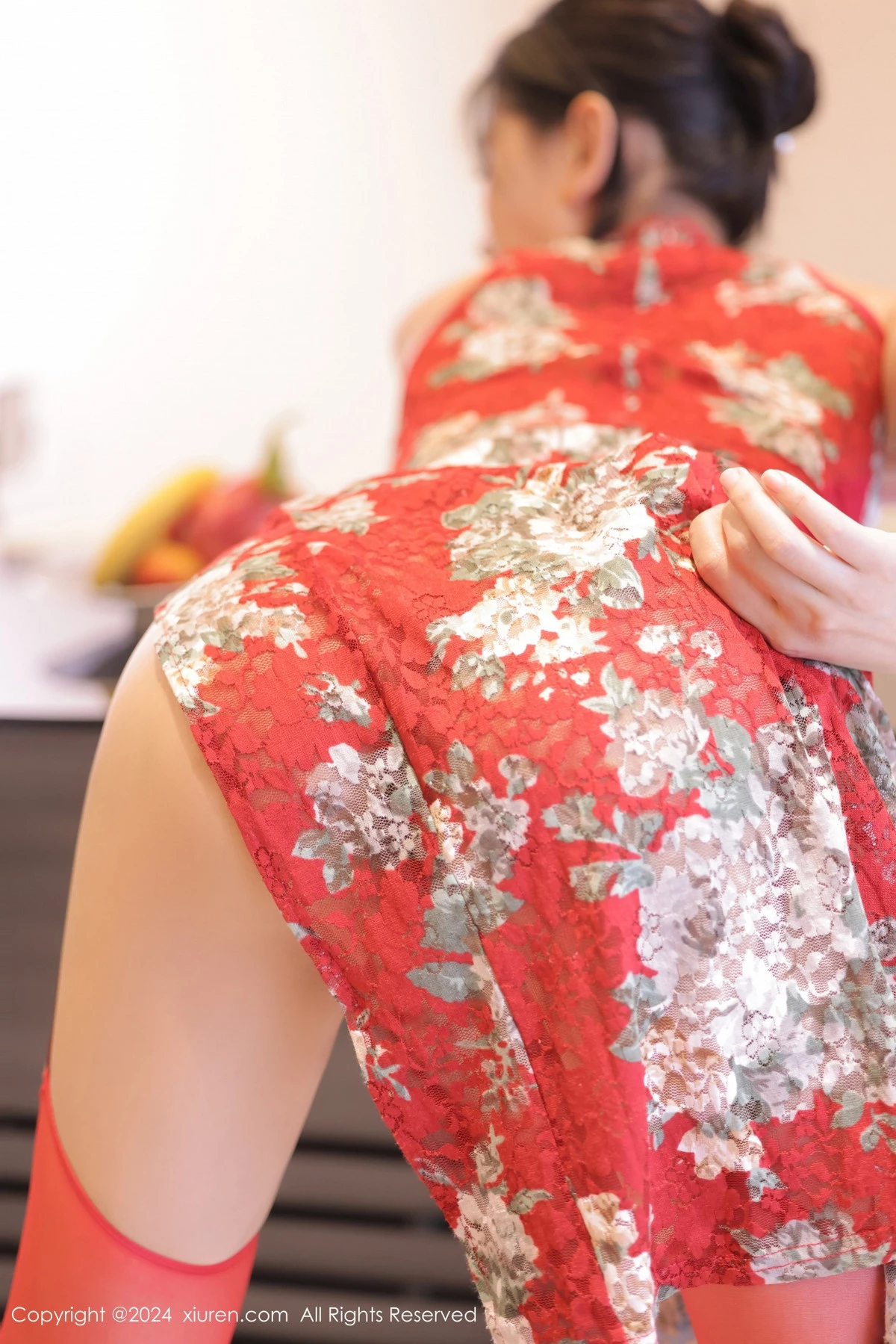 Xgyw.Org_XiuRen第8871期_模特尹甜甜性感红色旗袍服饰配红丝吊袜半撩秀翘臀美腿诱惑写真92P