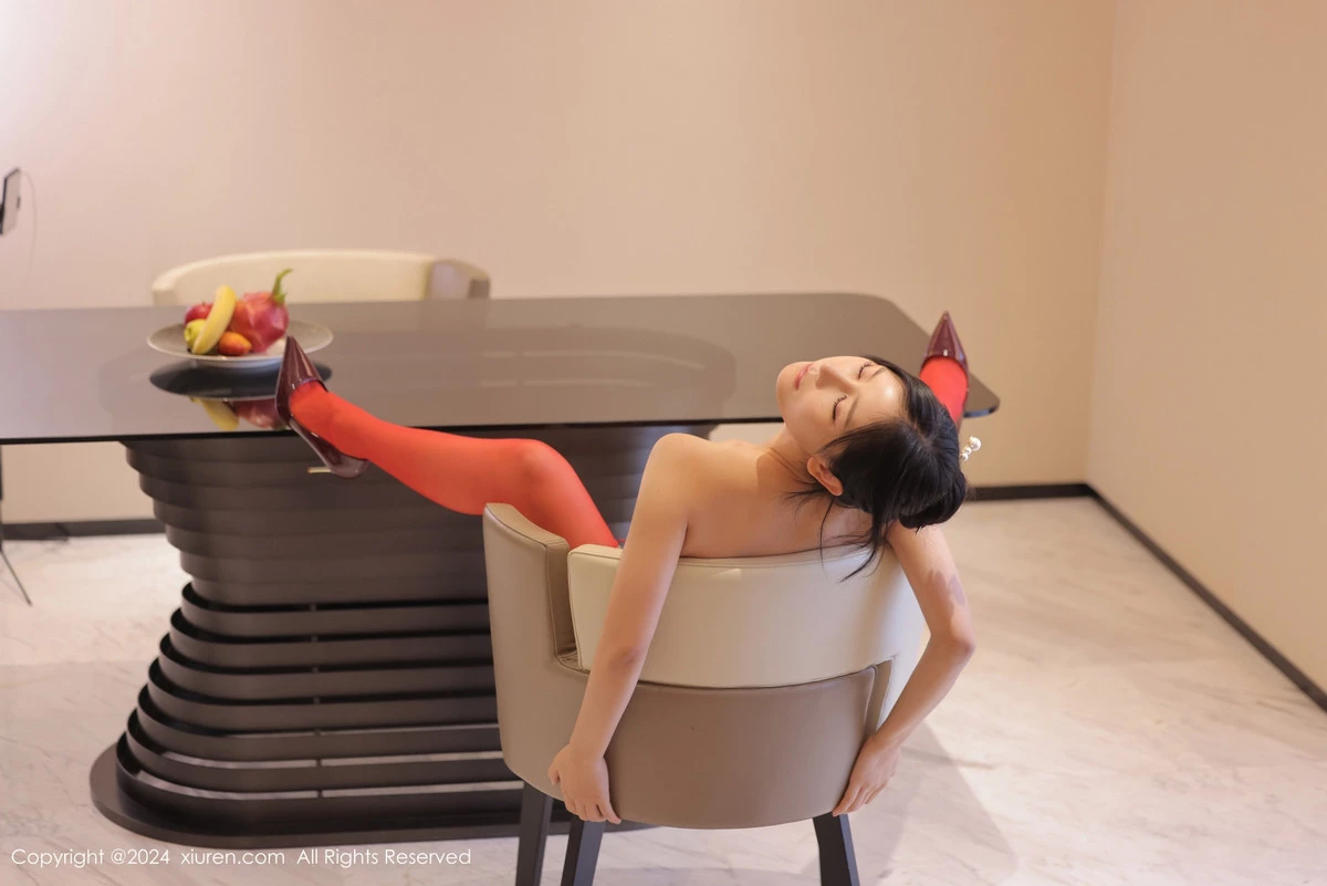 Xgyw.Org_XiuRen第8871期_模特尹甜甜性感红色旗袍服饰配红丝吊袜半撩秀翘臀美腿诱惑写真92P