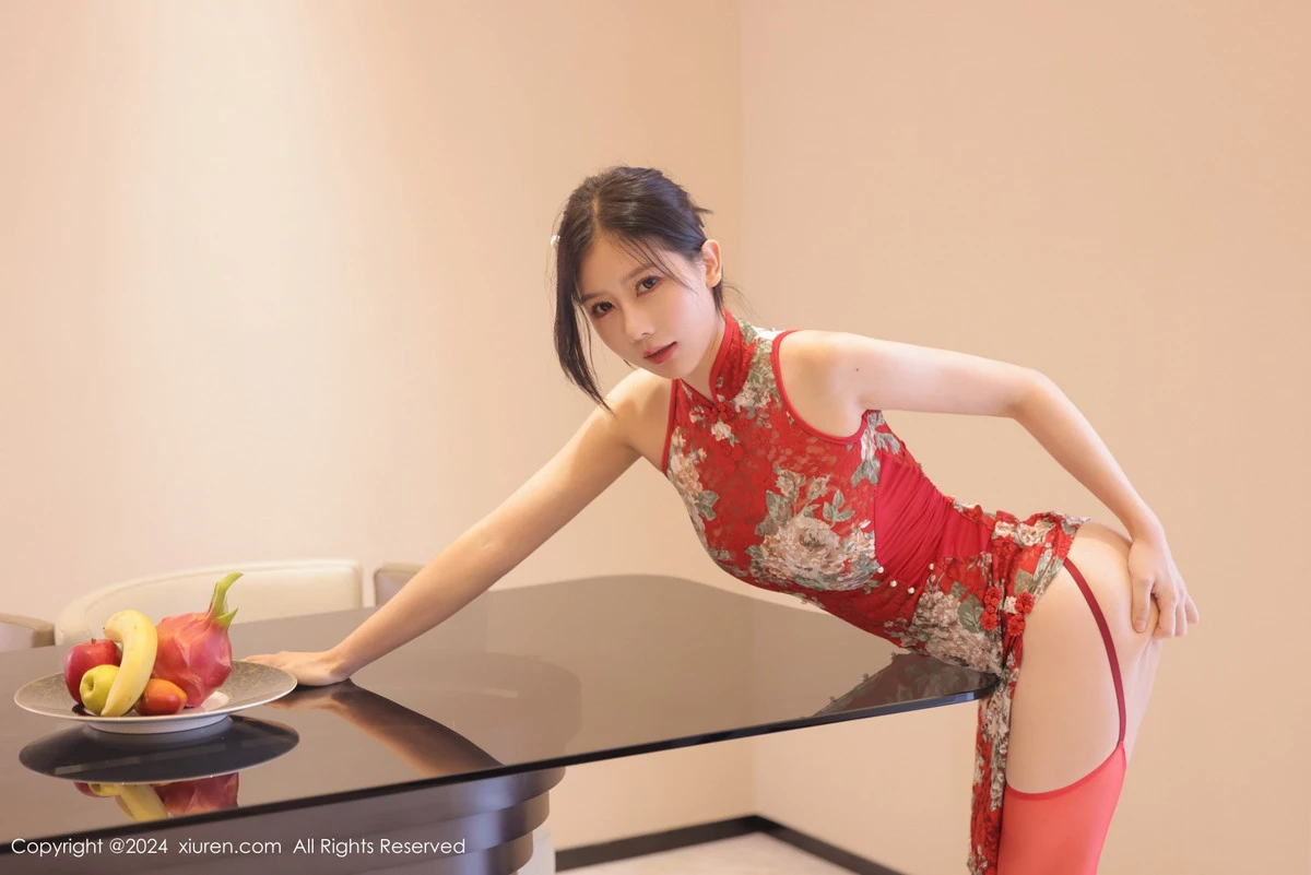 Xgyw.Org_XiuRen第8871期_模特尹甜甜性感红色旗袍服饰配红丝吊袜半撩秀翘臀美腿诱惑写真92P