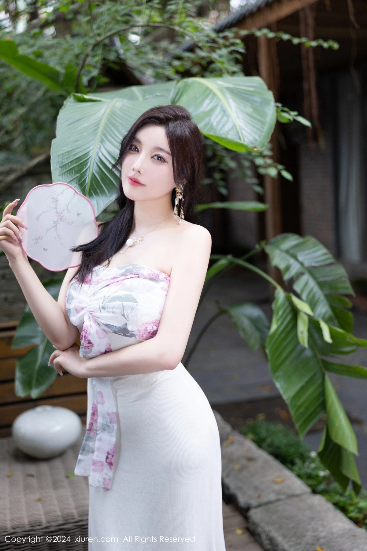 Xgyw.Org_XiuRen第8926期_女神杨晨晨Yome性感浅色连衣裙配开档肉丝秀完美身材诱惑写真80P