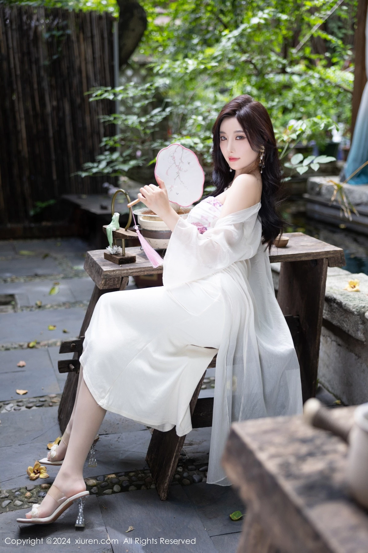 Xgyw.Org_XiuRen第8926期_女神杨晨晨Yome性感浅色连衣裙配开档肉丝秀完美身材诱惑写真80P