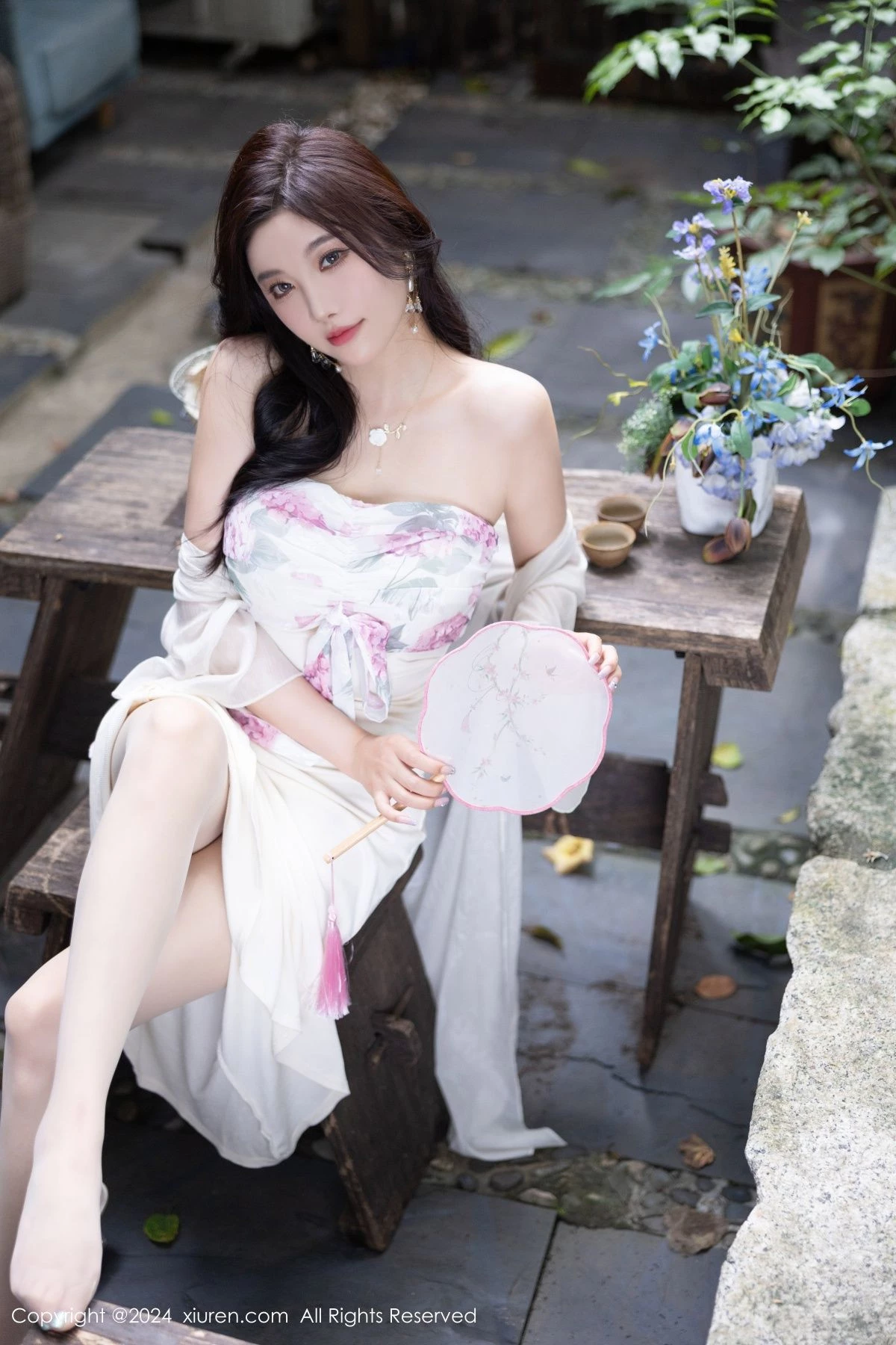 Xgyw.Org_XiuRen第8926期_女神杨晨晨Yome性感浅色连衣裙配开档肉丝秀完美身材诱惑写真80P