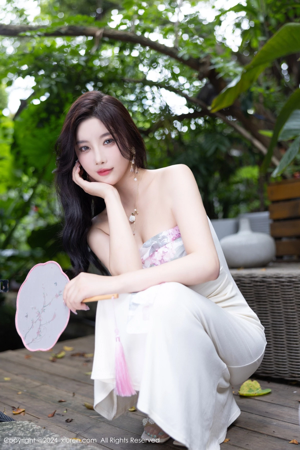 Xgyw.Org_XiuRen第8926期_女神杨晨晨Yome性感浅色连衣裙配开档肉丝秀完美身材诱惑写真80P