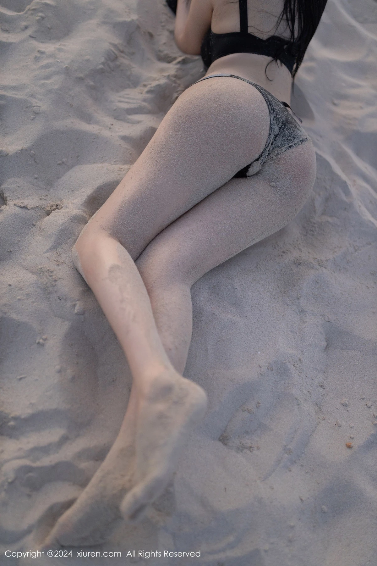 Xgyw.Org_XiuRen第9138期_模特安然anran海边沙滩场景性感黑色泳装秀柔美身段诱惑写真82P