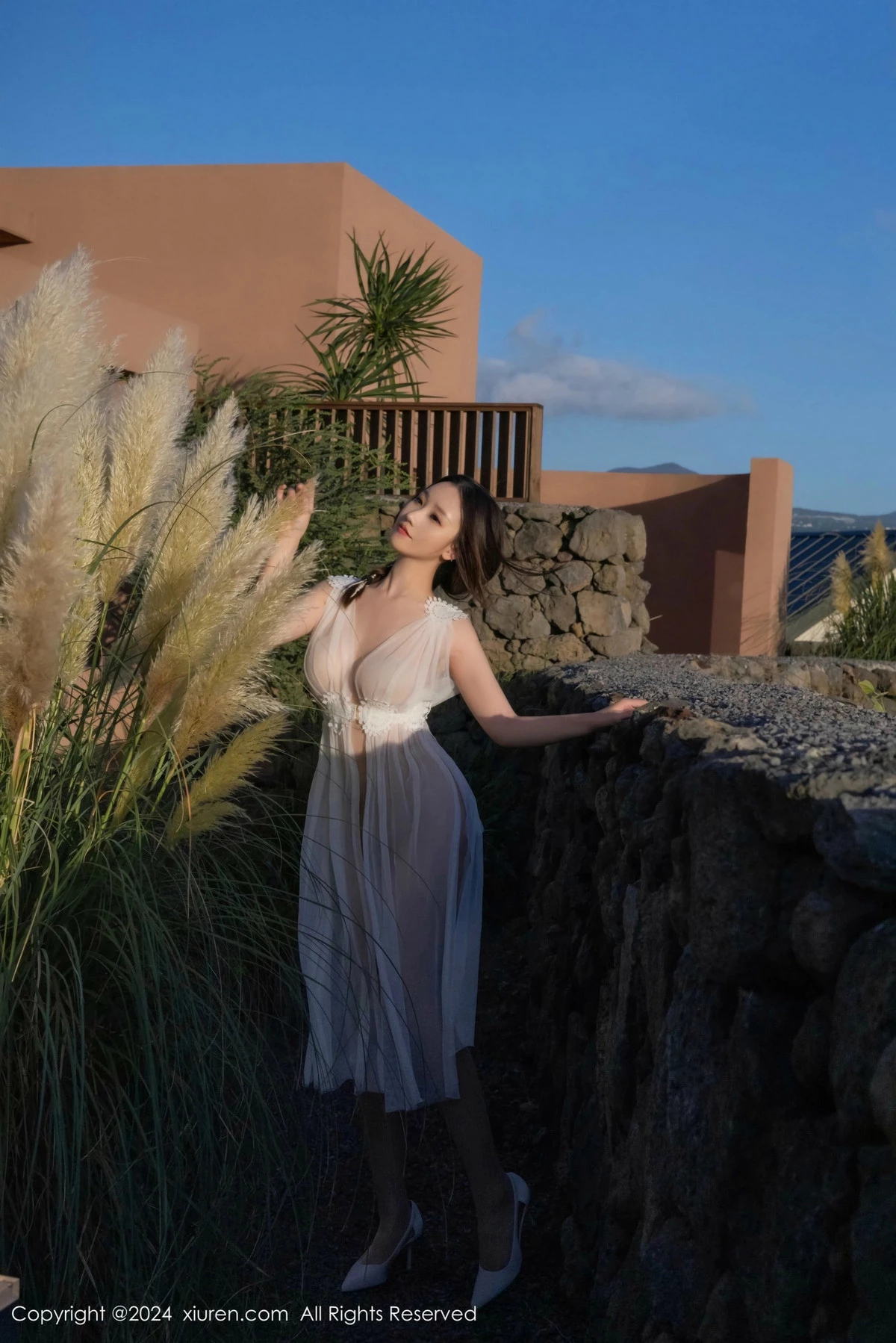 Xgyw.Org_XiuRen第9442期_模特杏子Yada性感白色薄纱轻透服饰配肉丝袜秀曼妙身姿诱惑写真82P