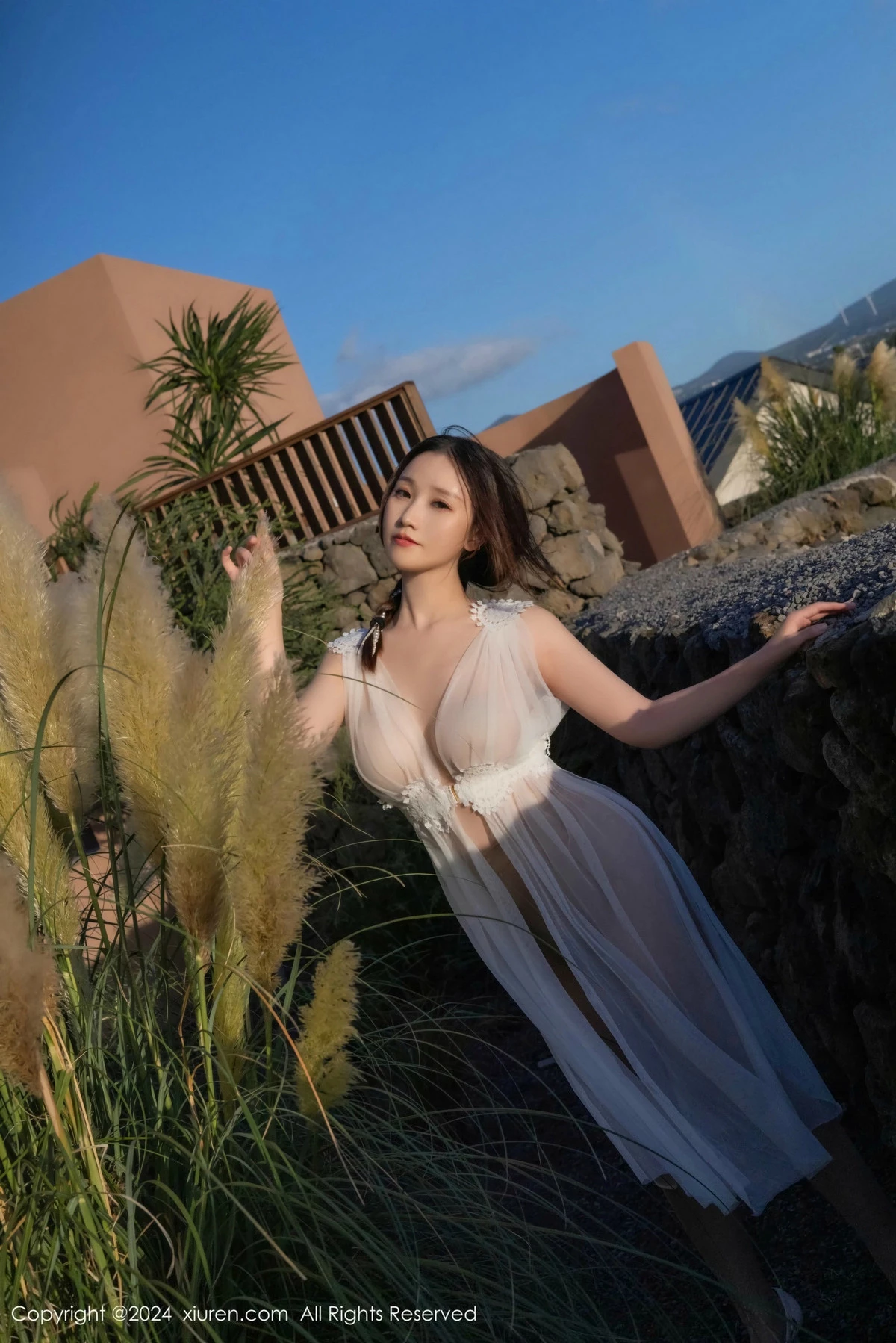 Xgyw.Org_XiuRen第9442期_模特杏子Yada性感白色薄纱轻透服饰配肉丝袜秀曼妙身姿诱惑写真82P