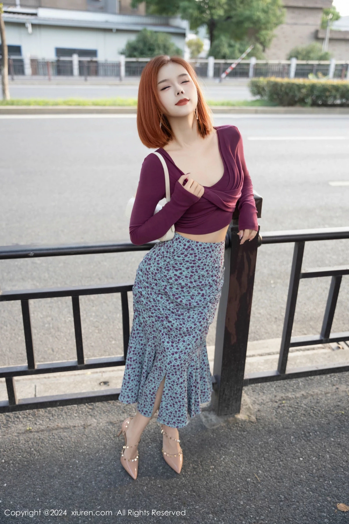 Xgyw.Org_XiuRen第9445期_模特白芷yy私房性感紫衣长裙露紫色内衣秀柔美身姿撩人诱惑写真54P