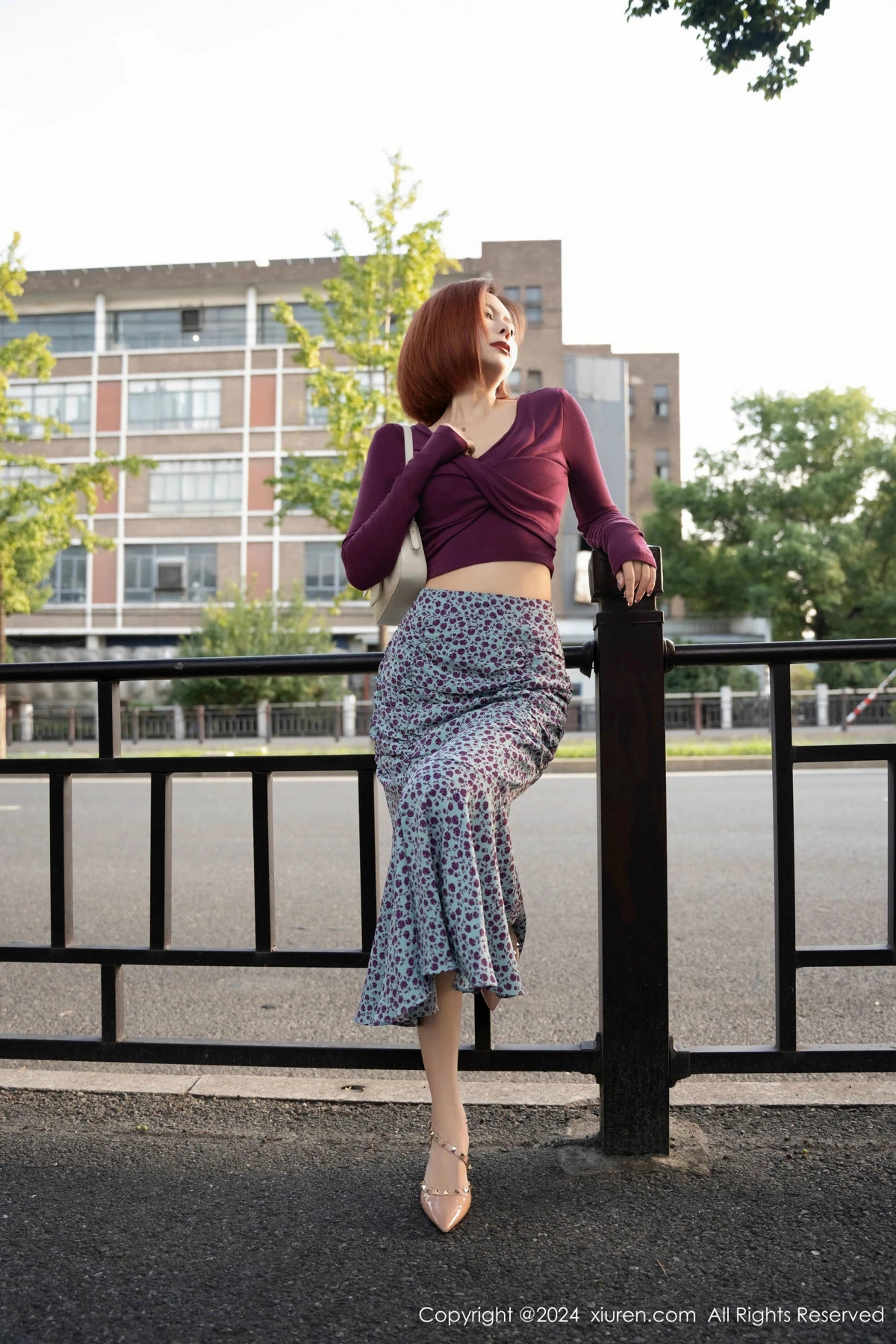 Xgyw.Org_XiuRen第9445期_模特白芷yy私房性感紫衣长裙露紫色内衣秀柔美身姿撩人诱惑写真54P