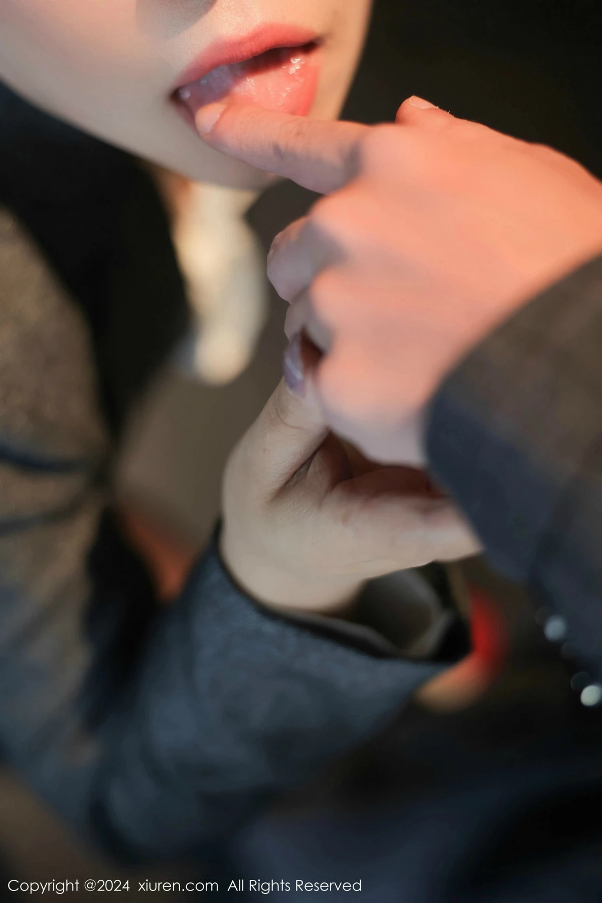 Xgyw.Org_XiuRen第9515期_模特麦田灰色OL职业装露白色上衣配黑丝袜秀曼妙身姿诱惑写真82P