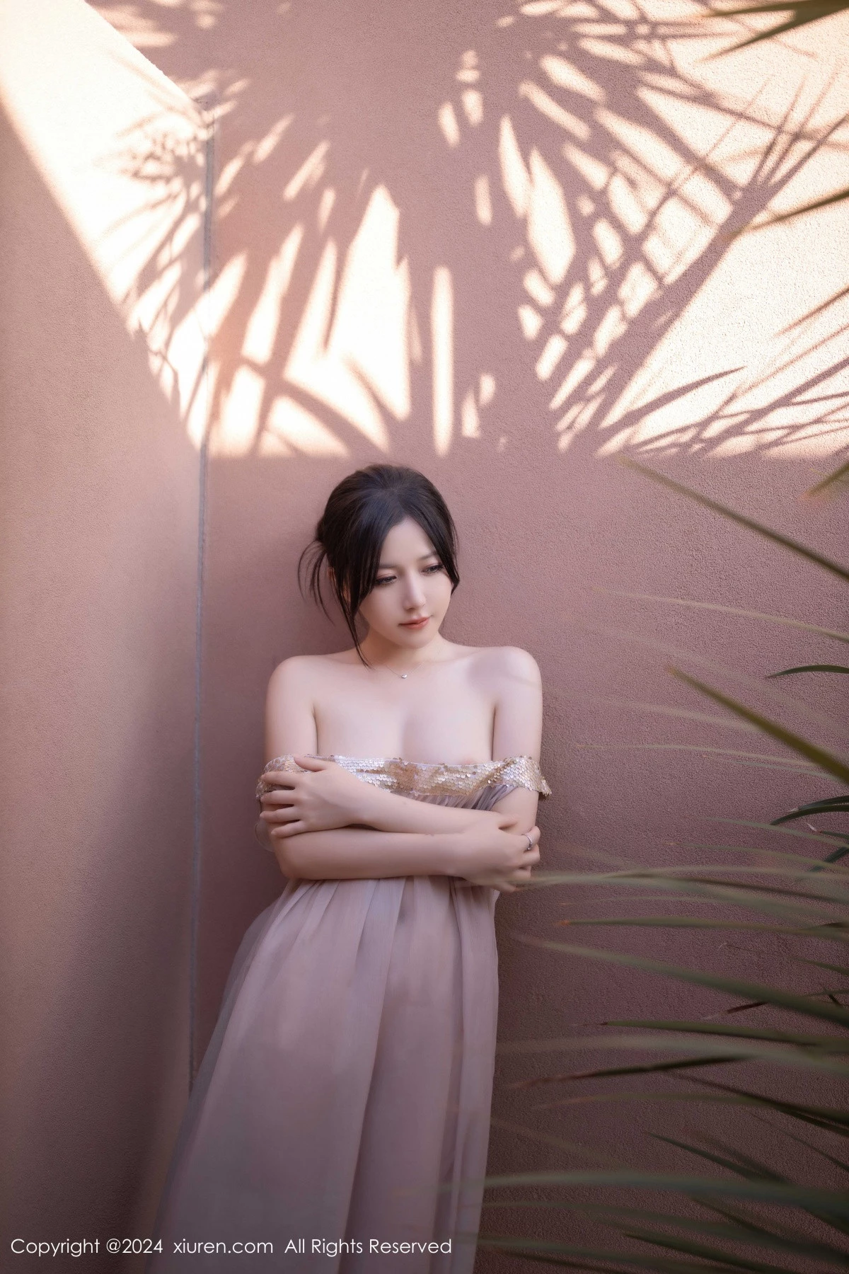 Xgyw.Org_XiuRen第9492期_模特鱼子酱Fish芦苇场景性感紫色轻透连衣裙秀惹火身材诱惑写真80P