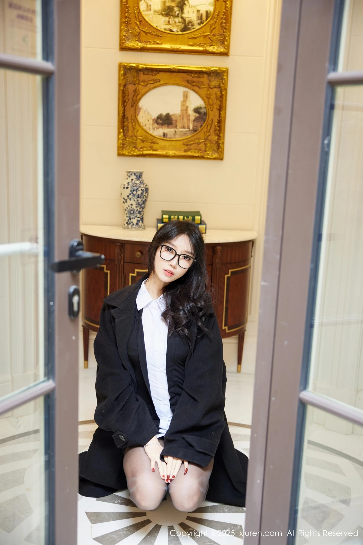 Xgyw.Org_XiuRen第9926期_模特玥儿玥er性感黑色外套裙露黑色内衣配超薄黑丝极致魅惑写真82P