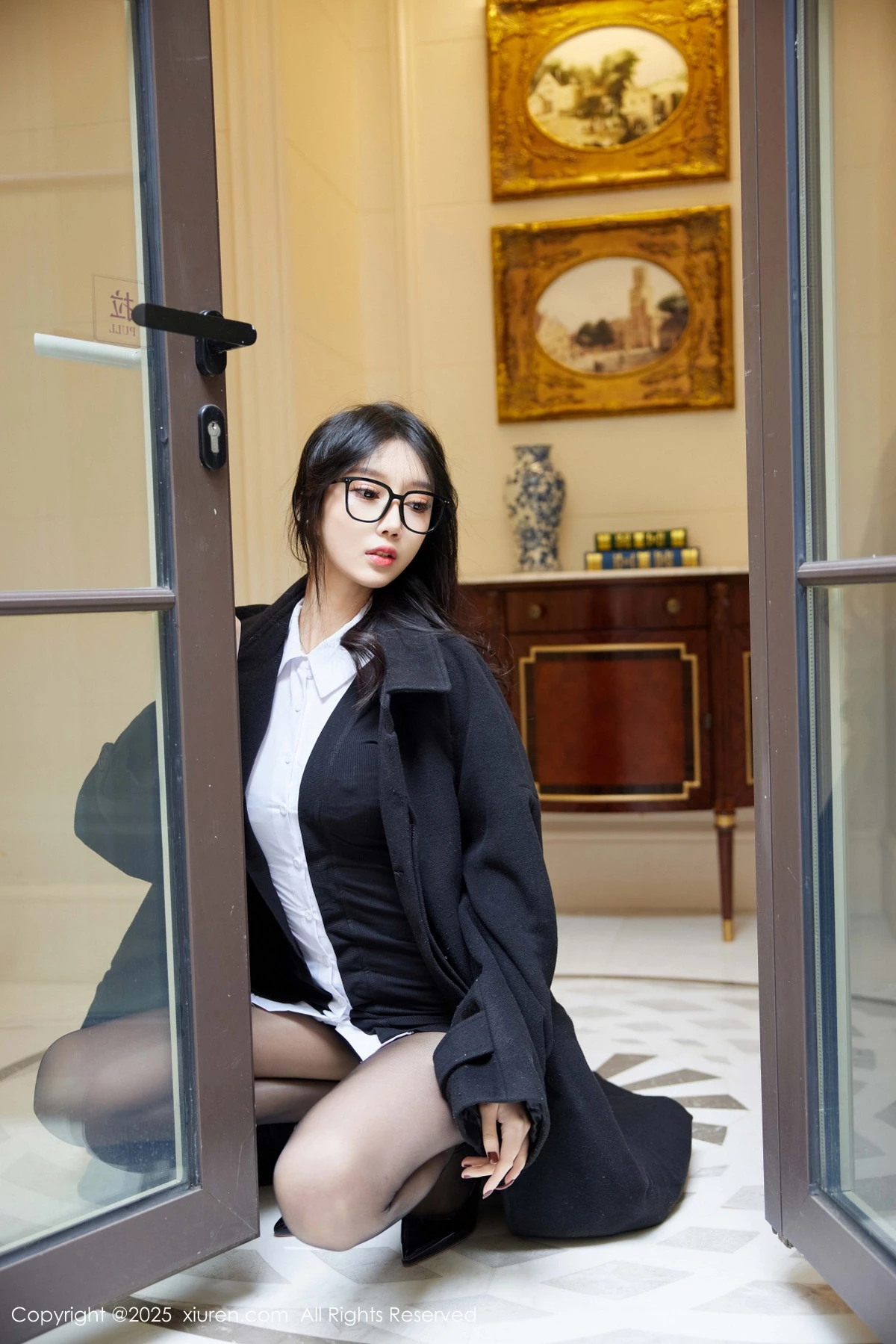 Xgyw.Org_XiuRen第9926期_模特玥儿玥er性感黑色外套裙露黑色内衣配超薄黑丝极致魅惑写真82P