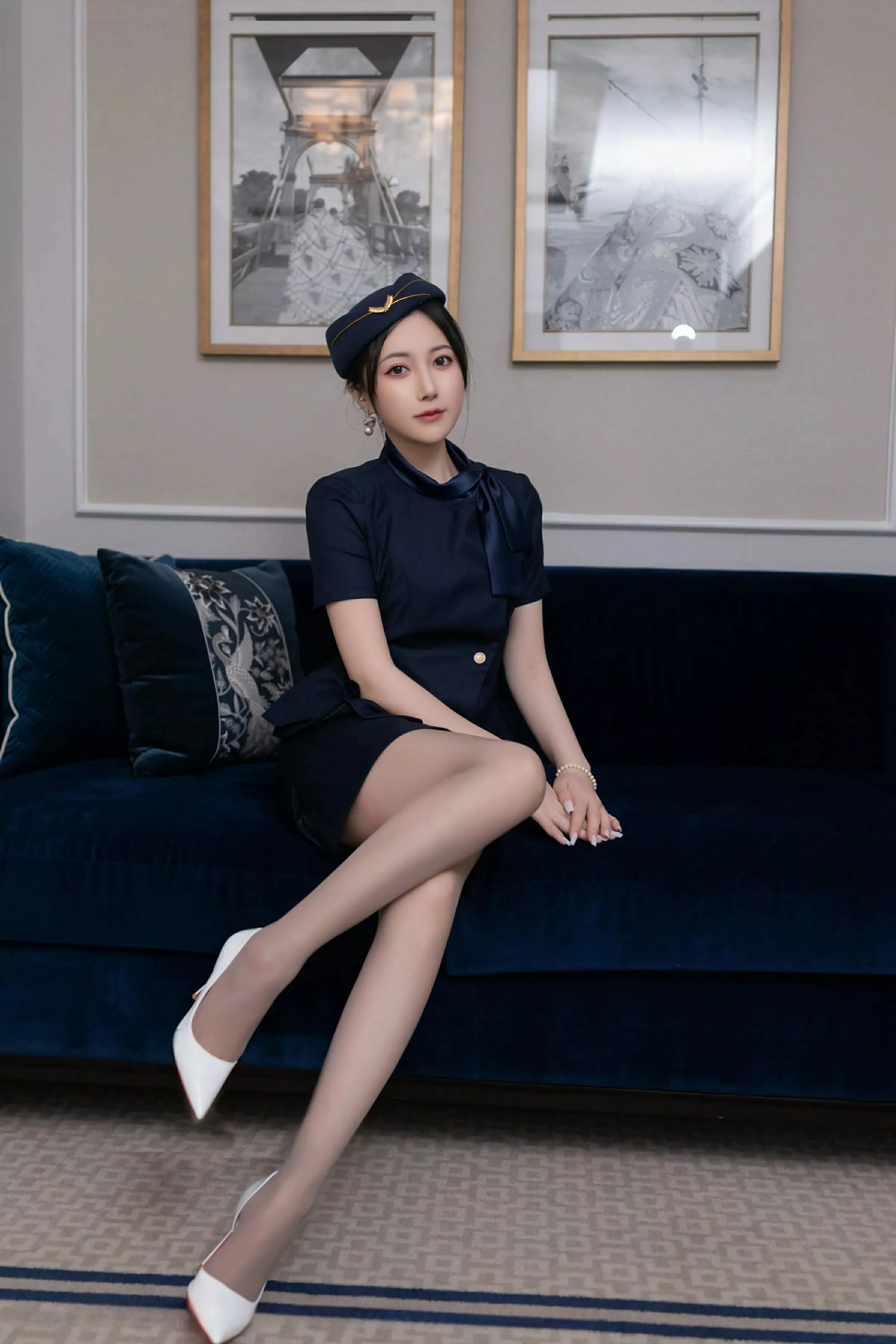 Xgyw.Org_XiuRen第10142期_模特鱼子酱Fish性感空姐制服露白色内衣配灰丝袜秀美腿诱惑写真80P