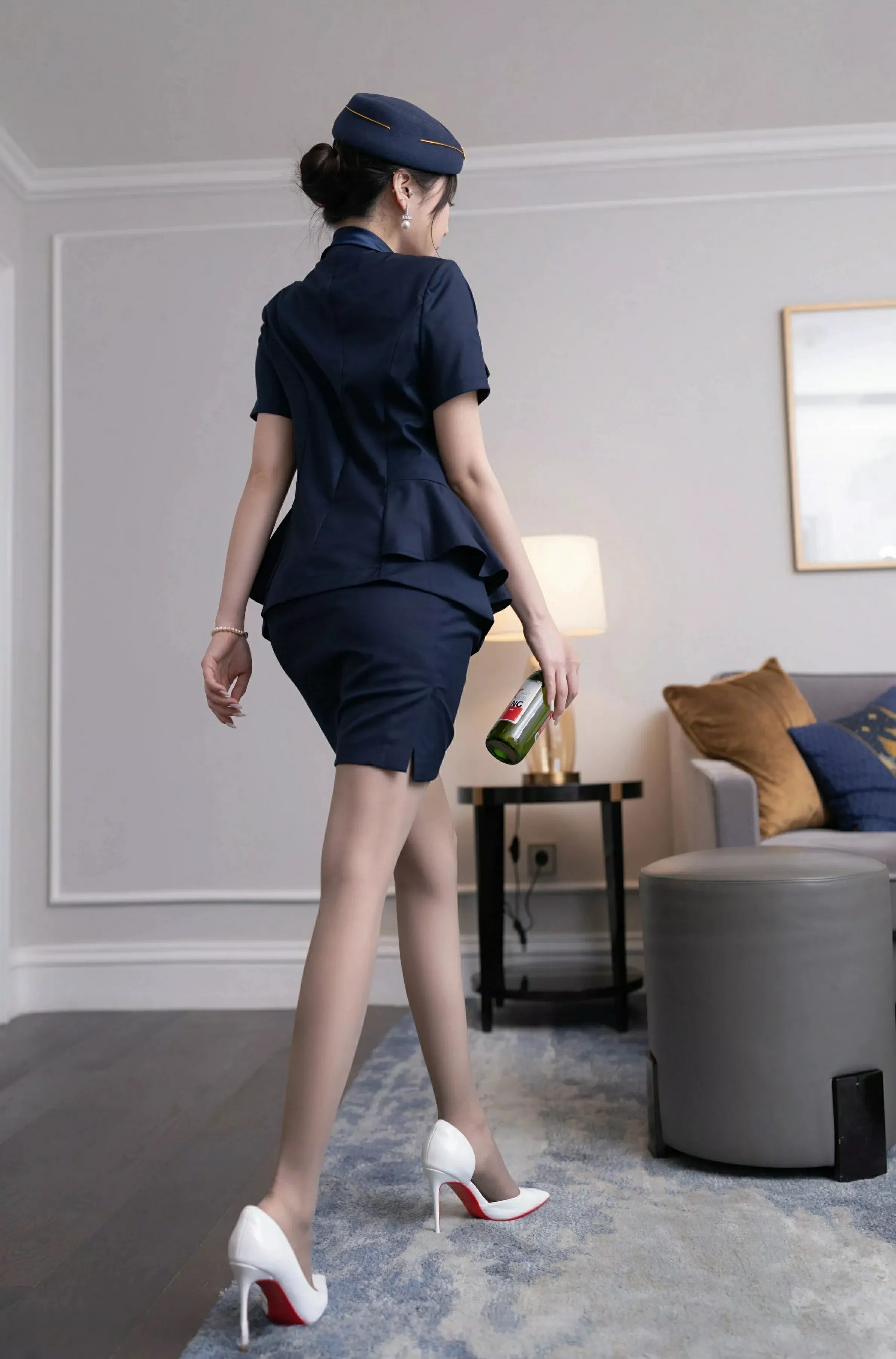 Xgyw.Org_XiuRen第10142期_模特鱼子酱Fish性感空姐制服露白色内衣配灰丝袜秀美腿诱惑写真80P