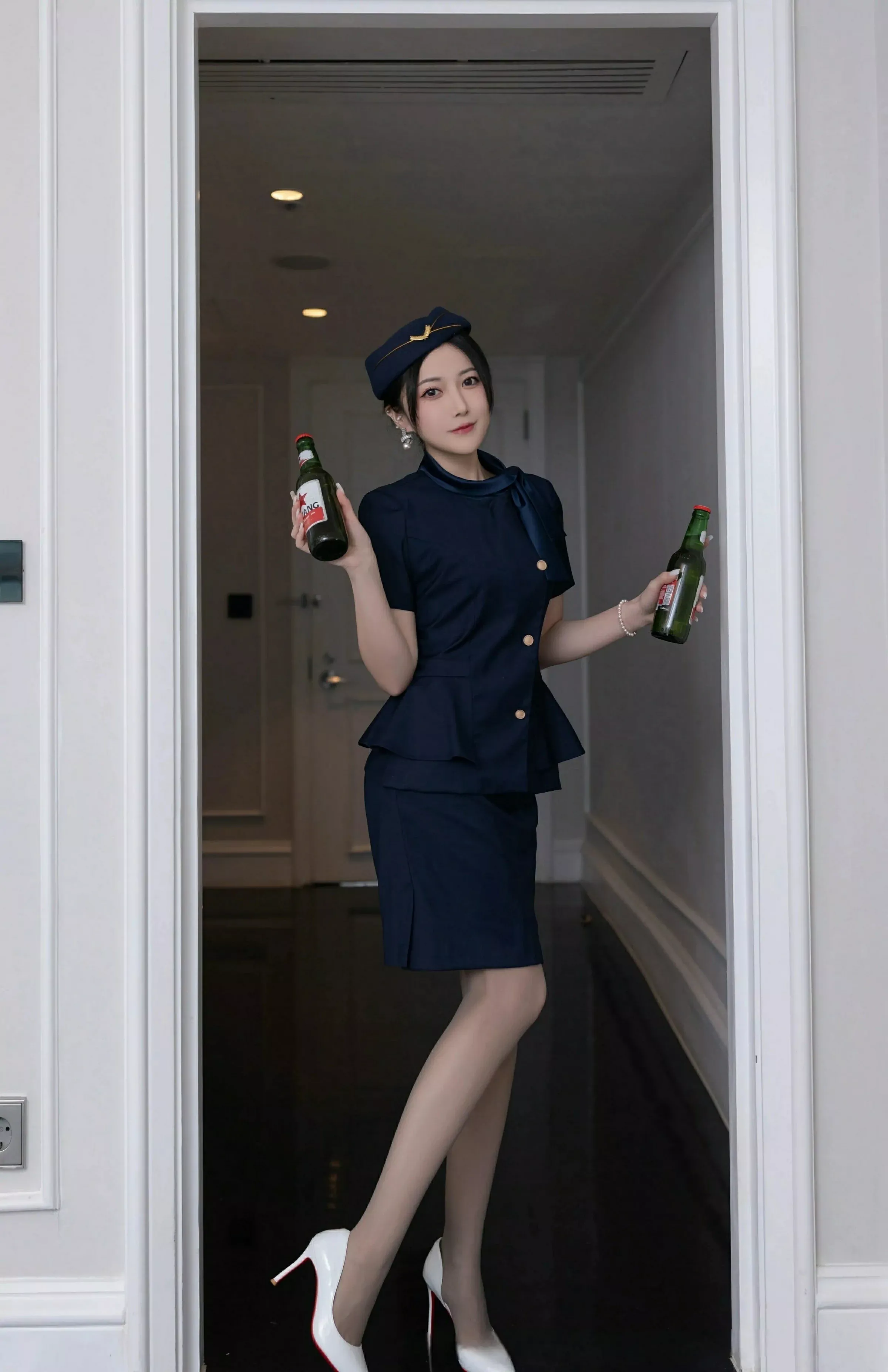 Xgyw.Org_XiuRen第10142期_模特鱼子酱Fish性感空姐制服露白色内衣配灰丝袜秀美腿诱惑写真80P