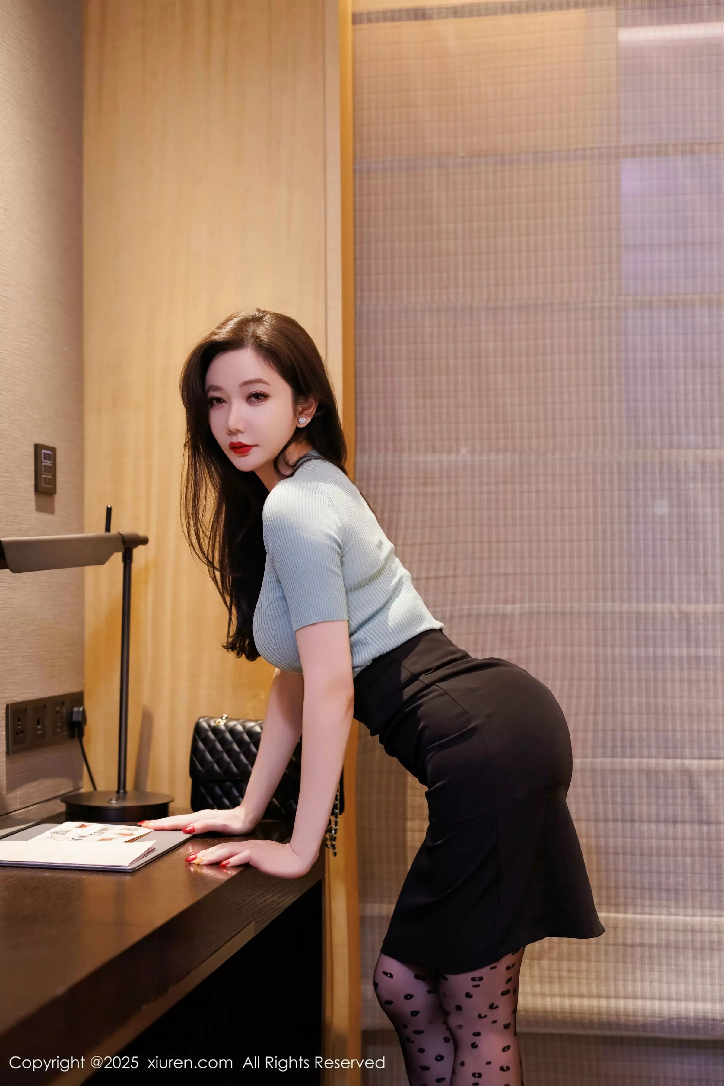 Xgyw.Org_XiuRen第10060期_女神心妍小公主性感蓝T配黑短裙露黑丝吊袜秀翘臀美腿诱惑写真62P