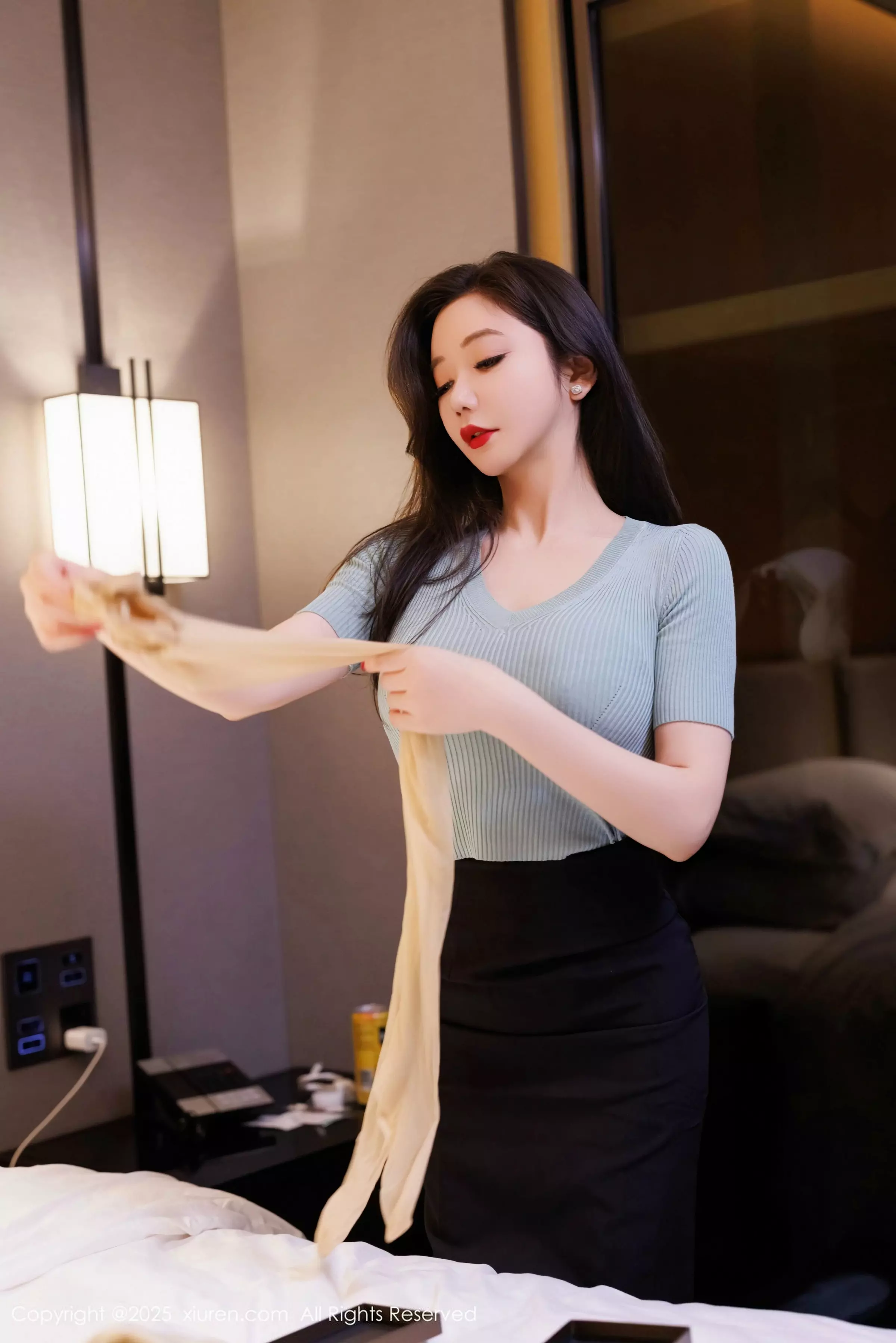 Xgyw.Org_XiuRen第10060期_女神心妍小公主性感蓝T配黑短裙露黑丝吊袜秀翘臀美腿诱惑写真62P