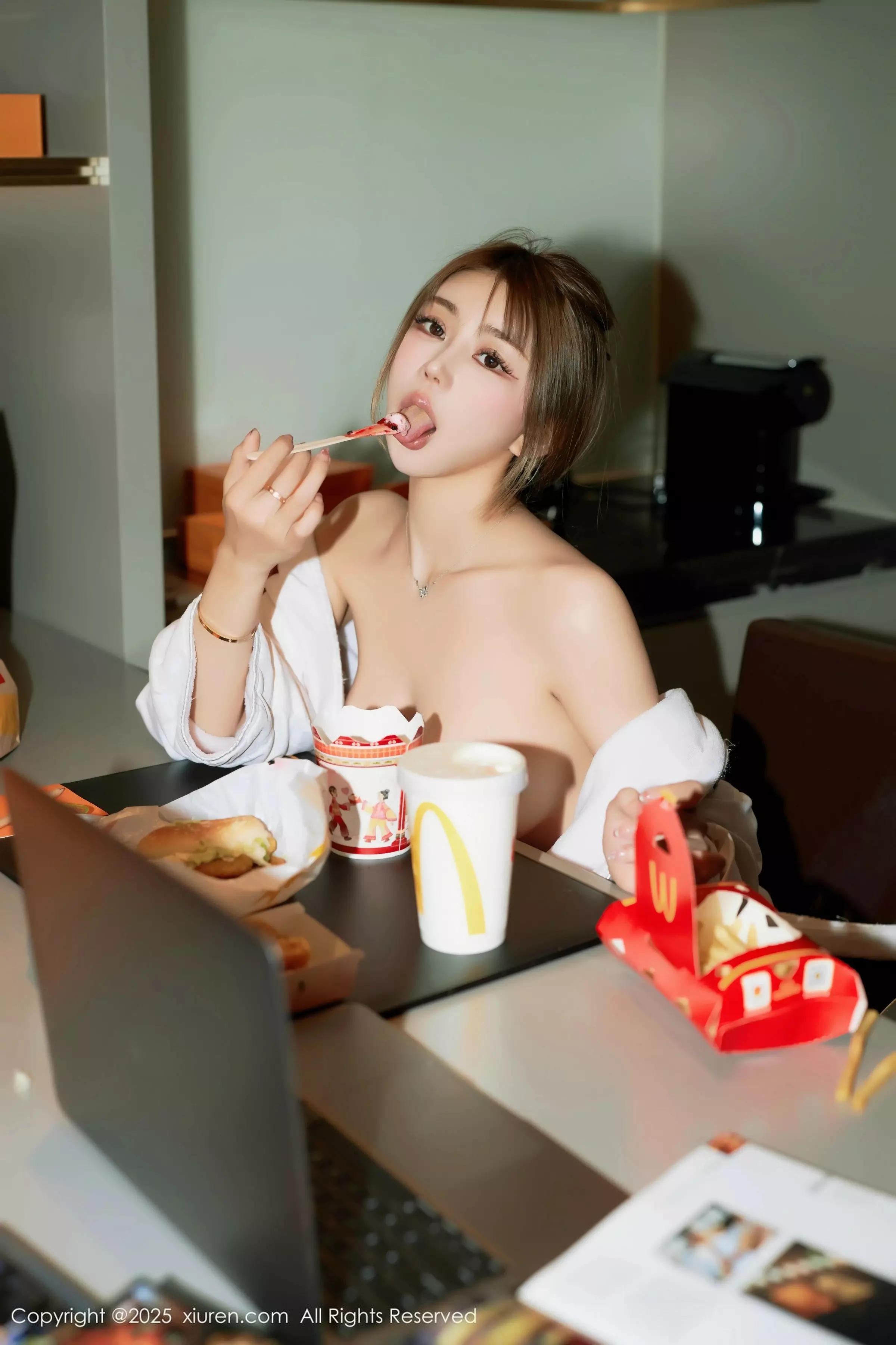 Xgyw.Org_XiuRen第10072期_模特Zoe柚柚外卖主题性感白色浴袍半脱秀凹凸身材撩人诱惑写真71P