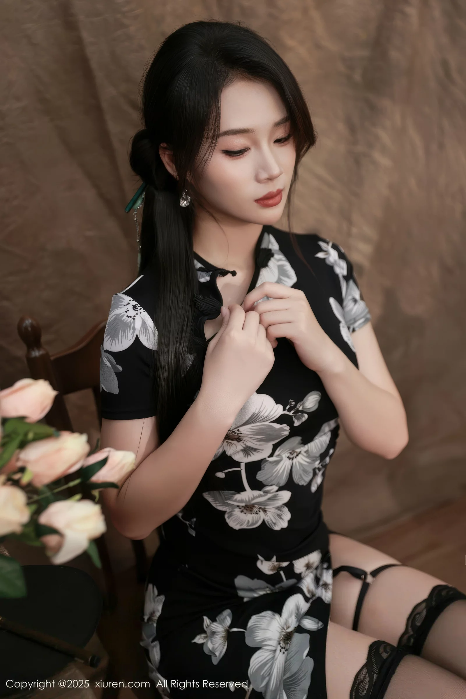 Xgyw.Org_[XiuRen秀人网]No.10655_模特南乔性感黑色旗袍露紫色情趣内衣配黑色丝袜秀美腿诱惑写真72P