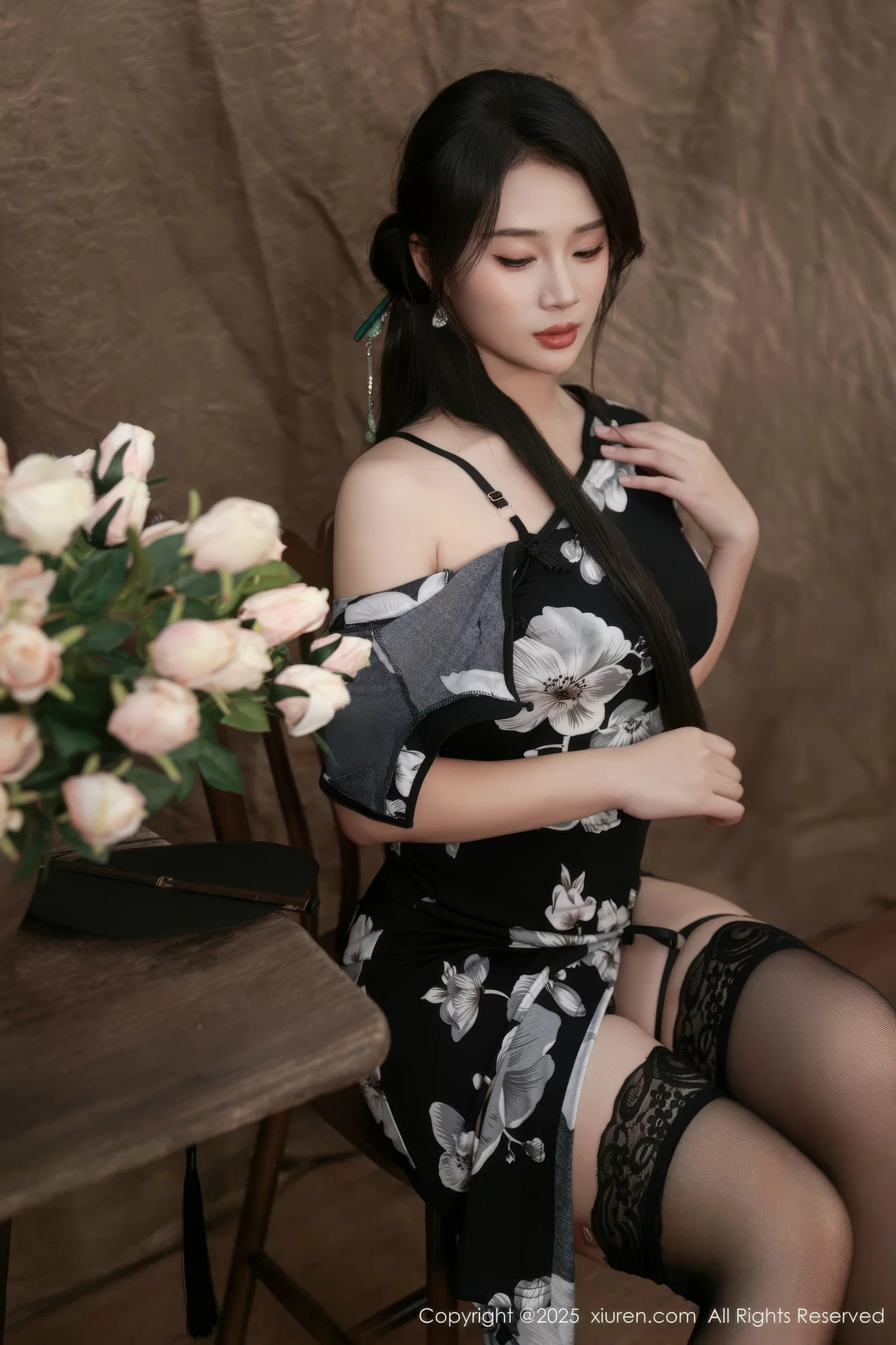 Xgyw.Org_[XiuRen秀人网]No.10655_模特南乔性感黑色旗袍露紫色情趣内衣配黑色丝袜秀美腿诱惑写真72P