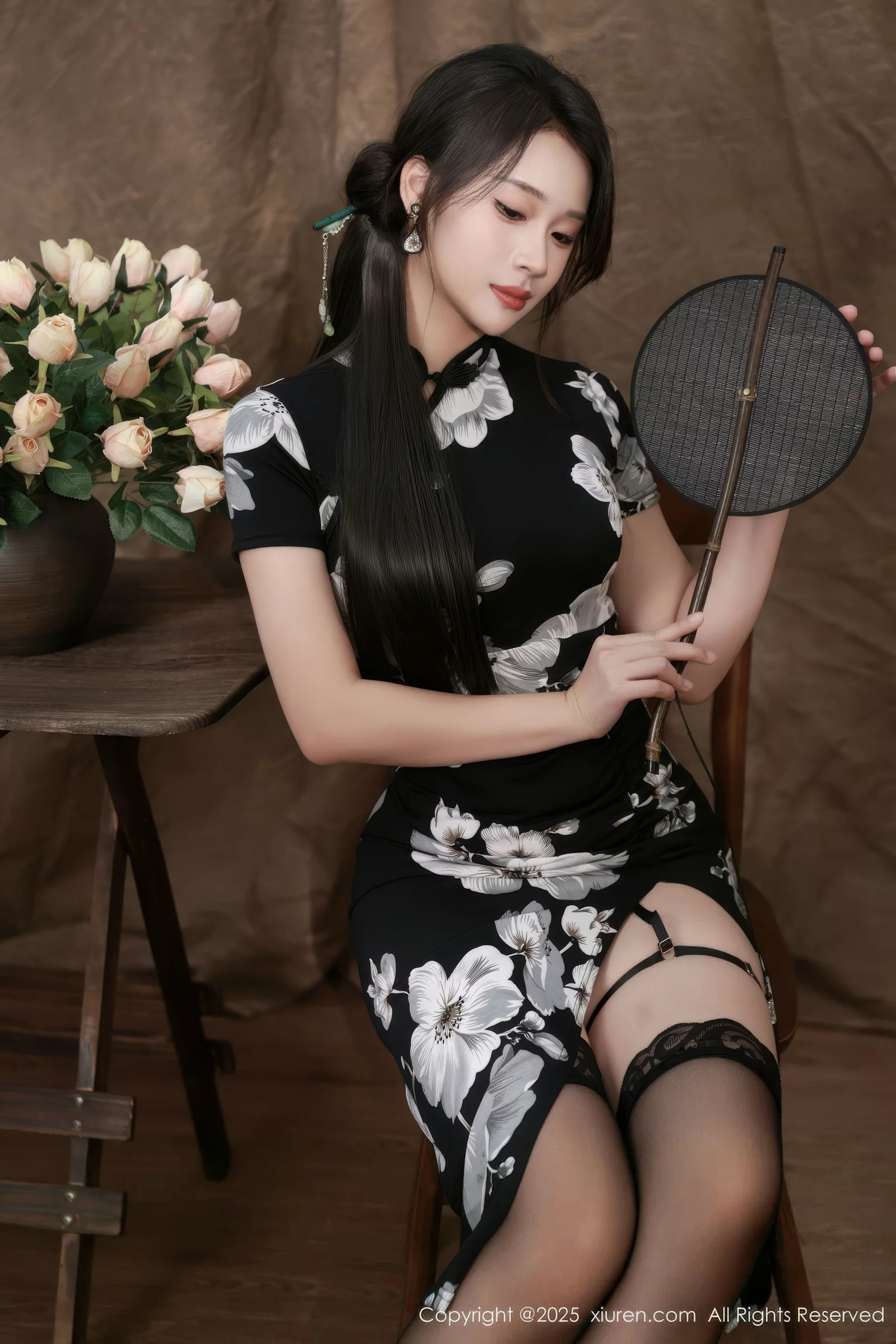 Xgyw.Org_[XiuRen秀人网]No.10655_模特南乔性感黑色旗袍露紫色情趣内衣配黑色丝袜秀美腿诱惑写真72P