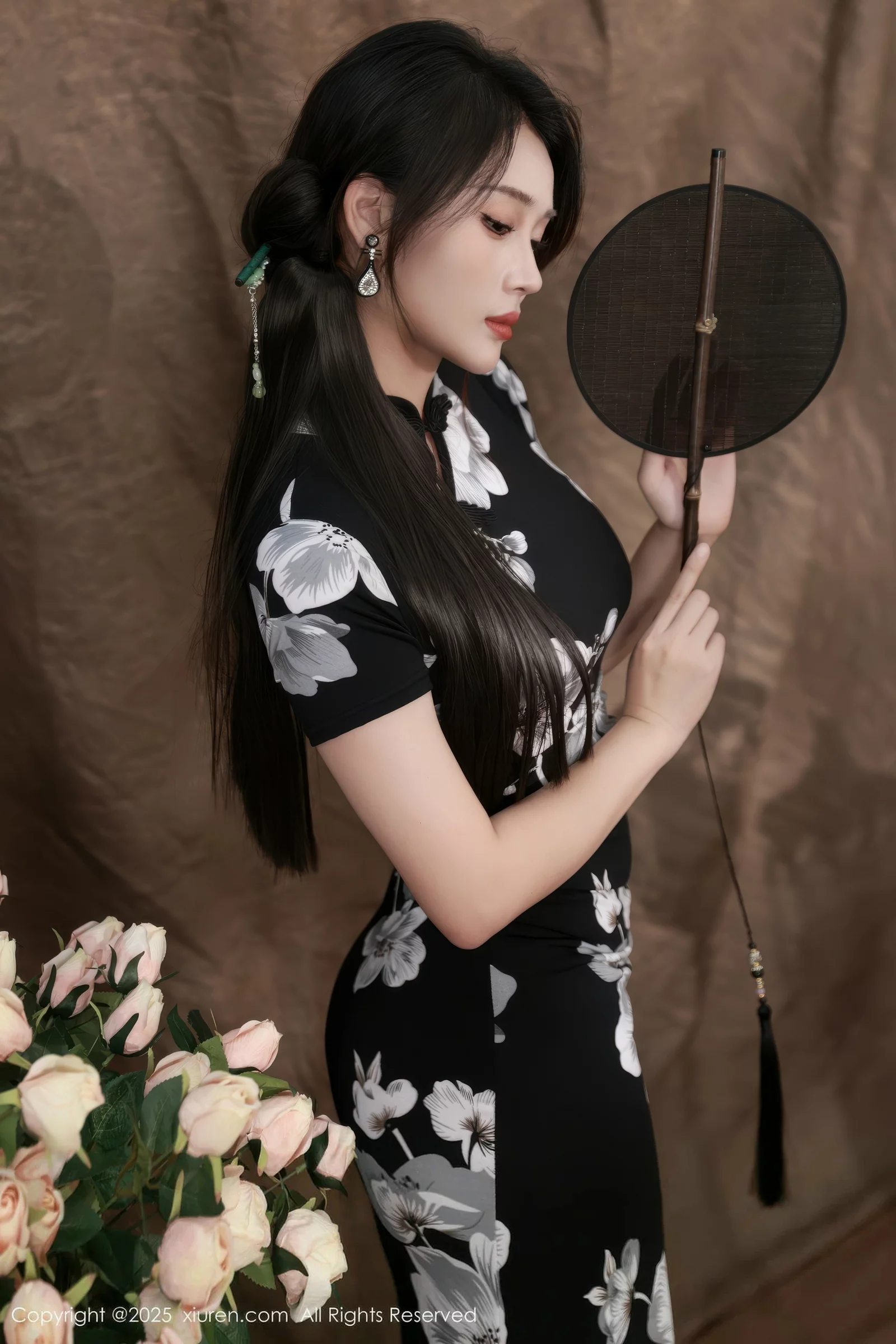 Xgyw.Org_[XiuRen秀人网]No.10655_模特南乔性感黑色旗袍露紫色情趣内衣配黑色丝袜秀美腿诱惑写真72P