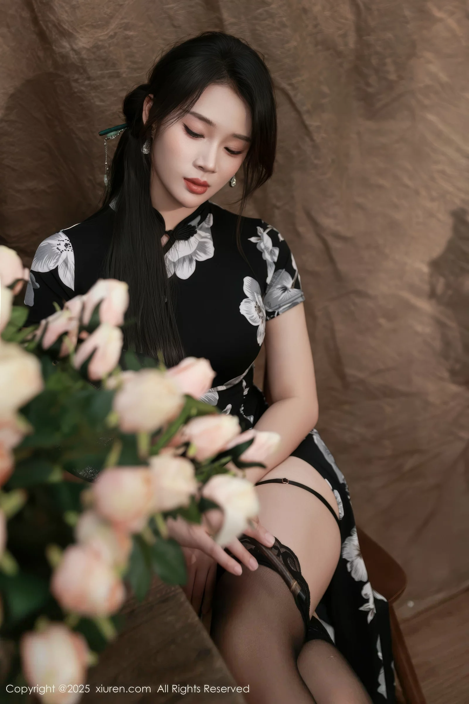 Xgyw.Org_[XiuRen秀人网]No.10655_模特南乔性感黑色旗袍露紫色情趣内衣配黑色丝袜秀美腿诱惑写真72P