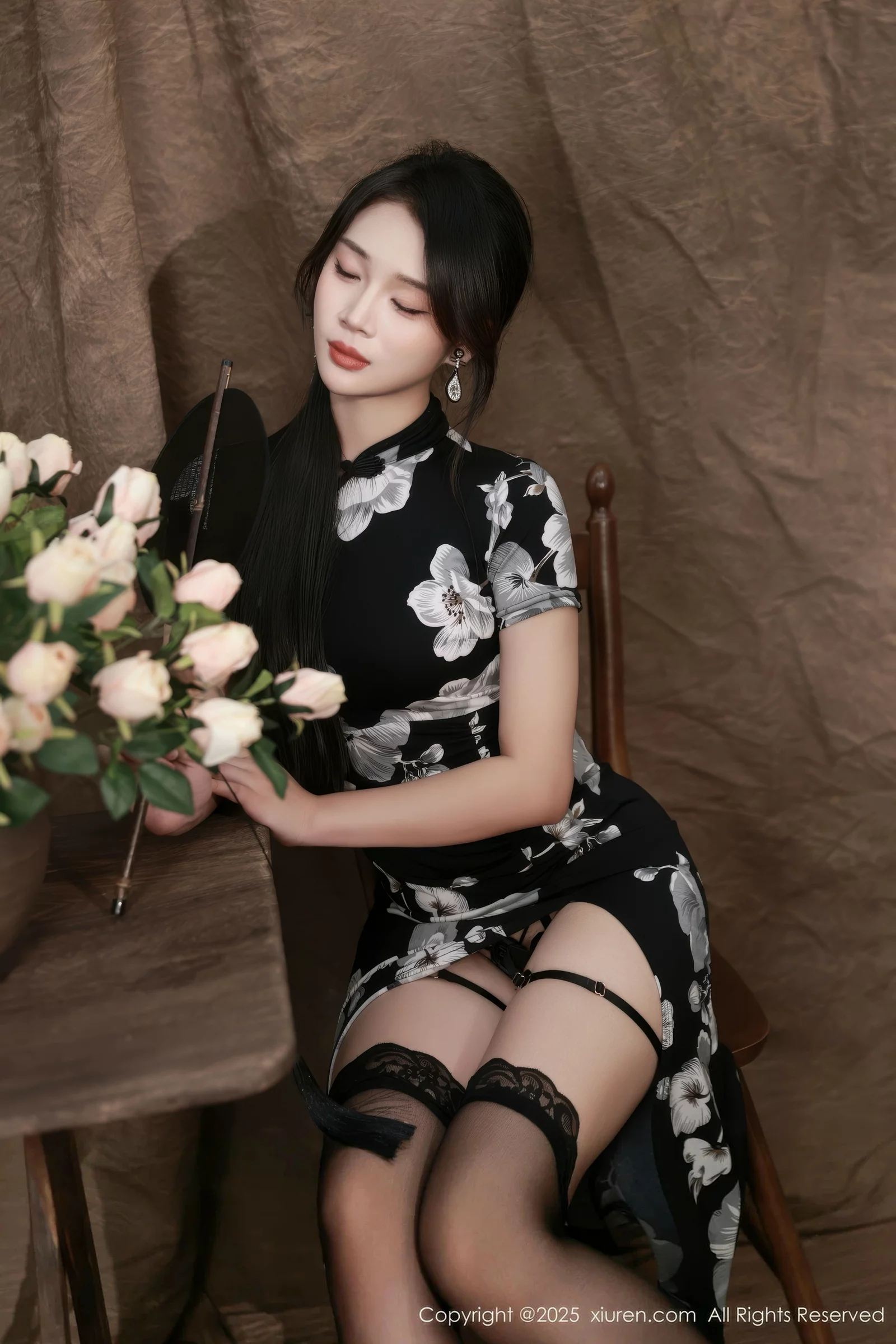 Xgyw.Org_[XiuRen秀人网]No.10655_模特南乔性感黑色旗袍露紫色情趣内衣配黑色丝袜秀美腿诱惑写真72P