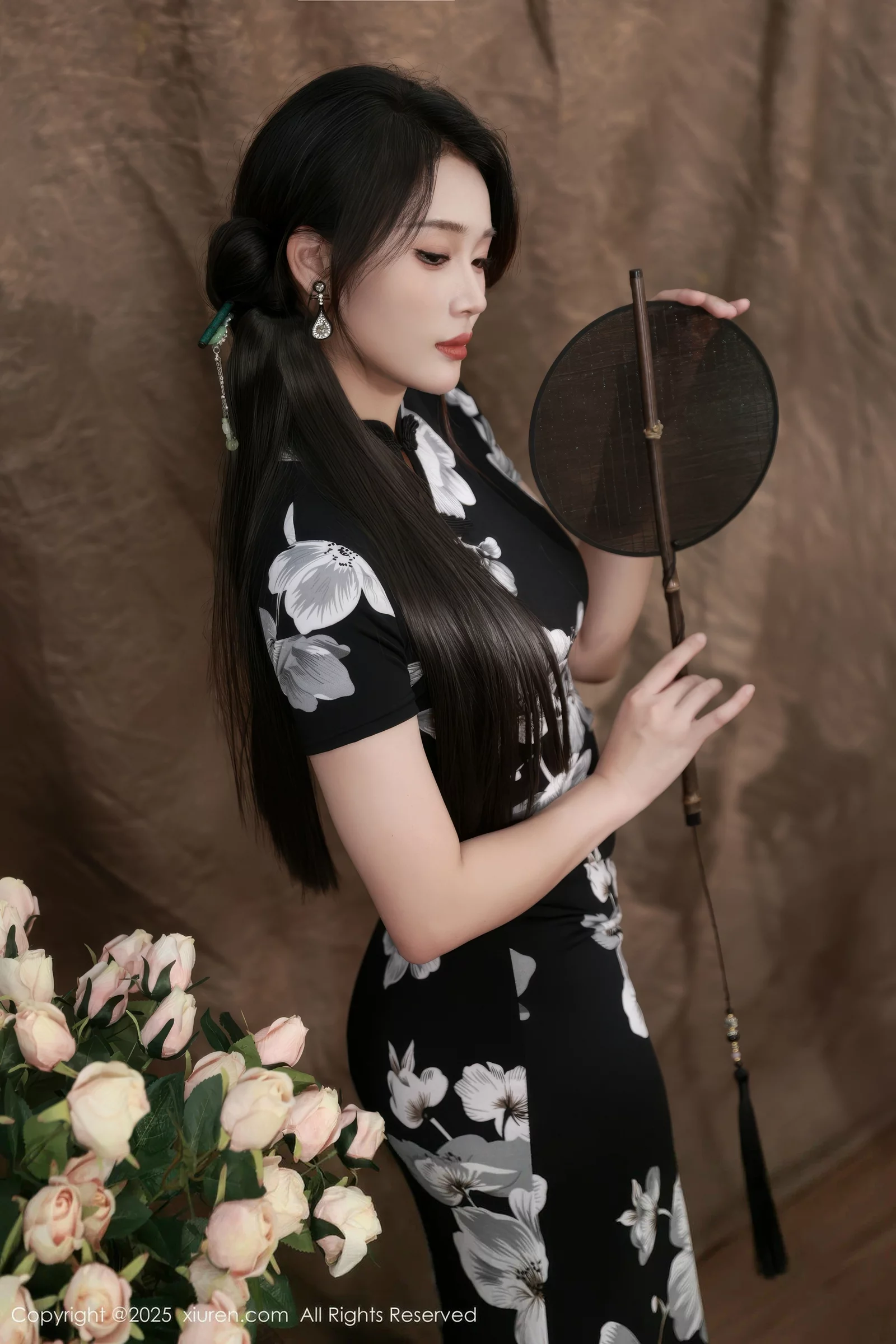 Xgyw.Org_[XiuRen秀人网]No.10655_模特南乔性感黑色旗袍露紫色情趣内衣配黑色丝袜秀美腿诱惑写真72P