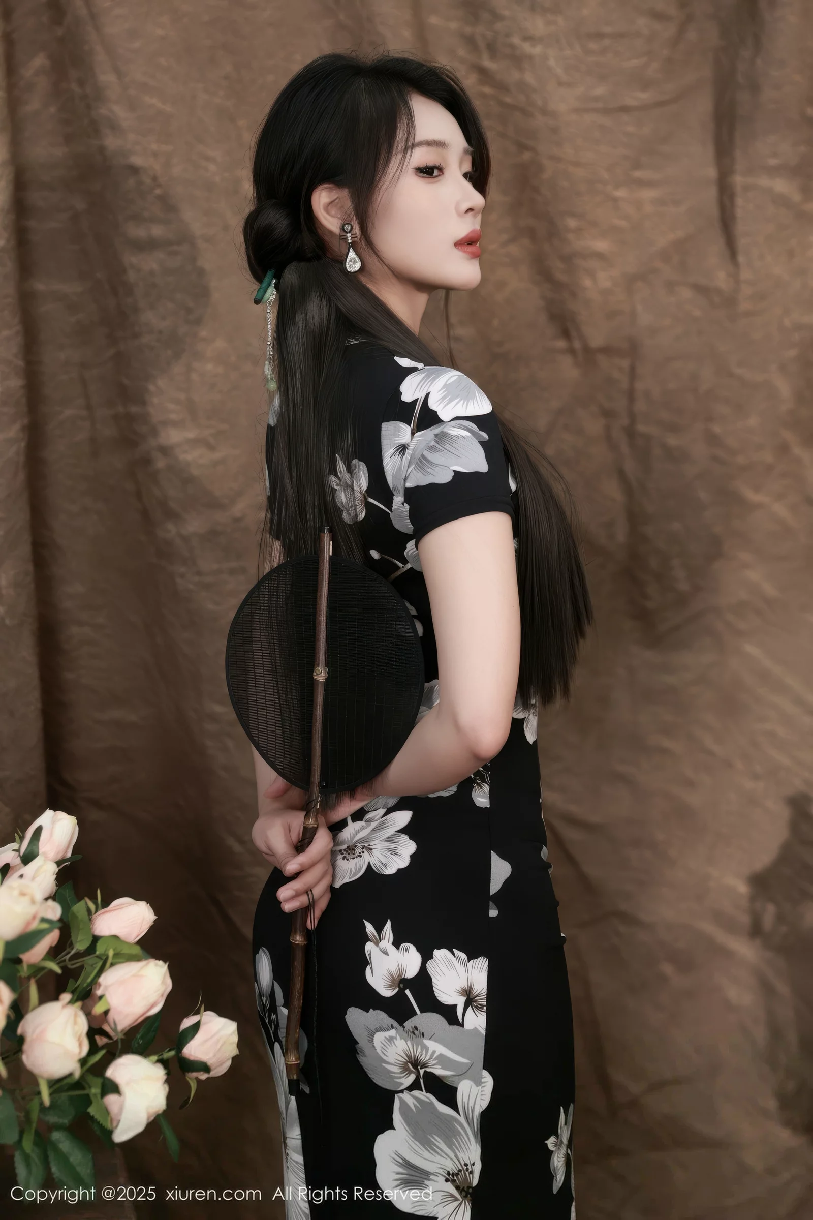 Xgyw.Org_[XiuRen秀人网]No.10655_模特南乔性感黑色旗袍露紫色情趣内衣配黑色丝袜秀美腿诱惑写真72P