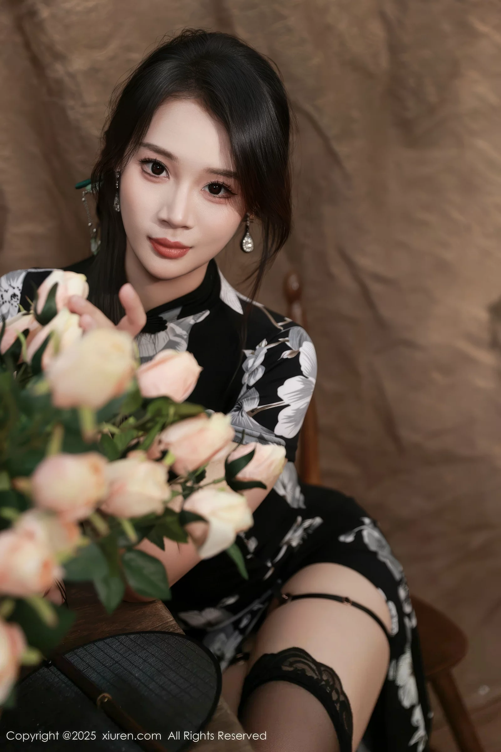 Xgyw.Org_[XiuRen秀人网]No.10655_模特南乔性感黑色旗袍露紫色情趣内衣配黑色丝袜秀美腿诱惑写真72P