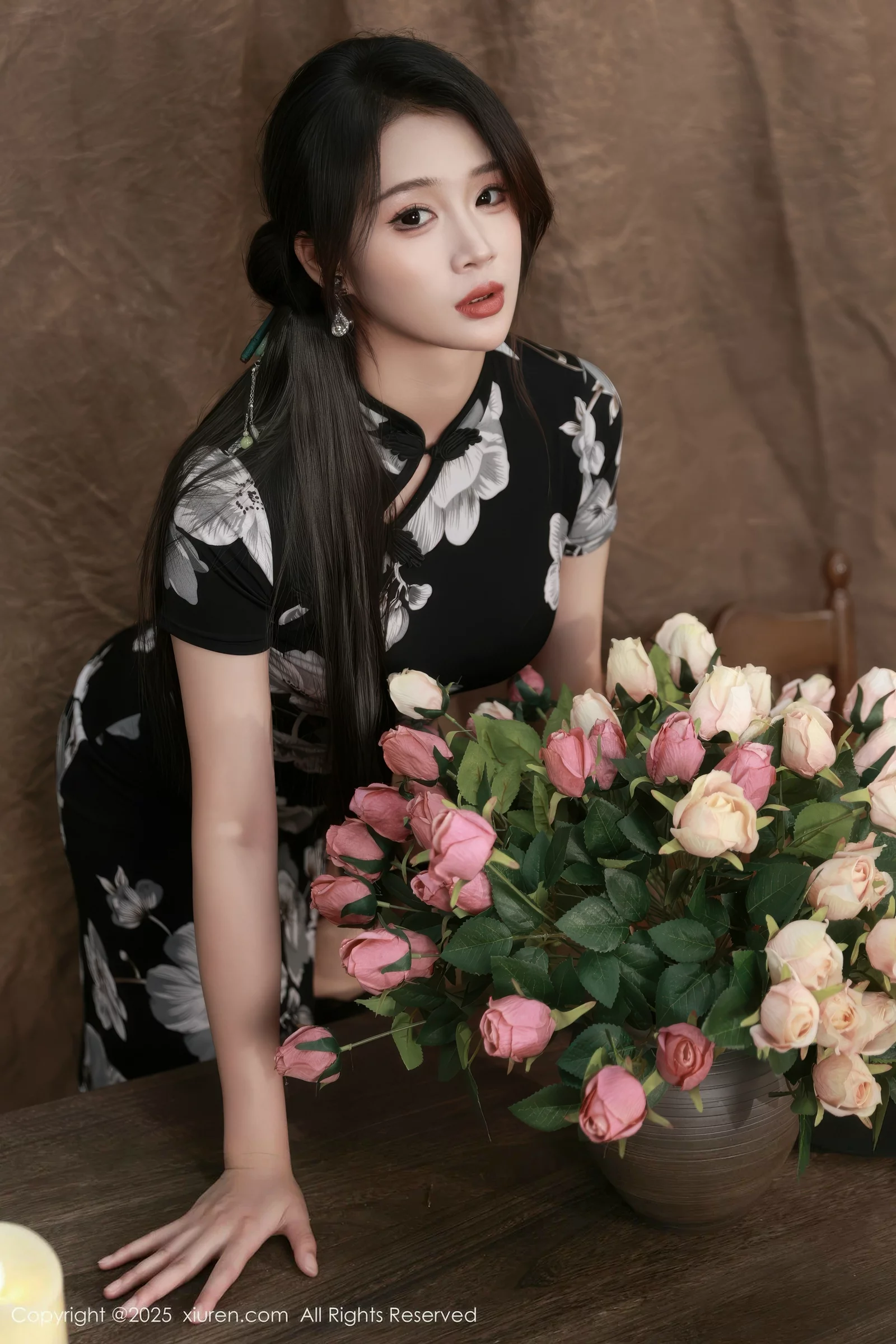 Xgyw.Org_[XiuRen秀人网]No.10655_模特南乔性感黑色旗袍露紫色情趣内衣配黑色丝袜秀美腿诱惑写真72P