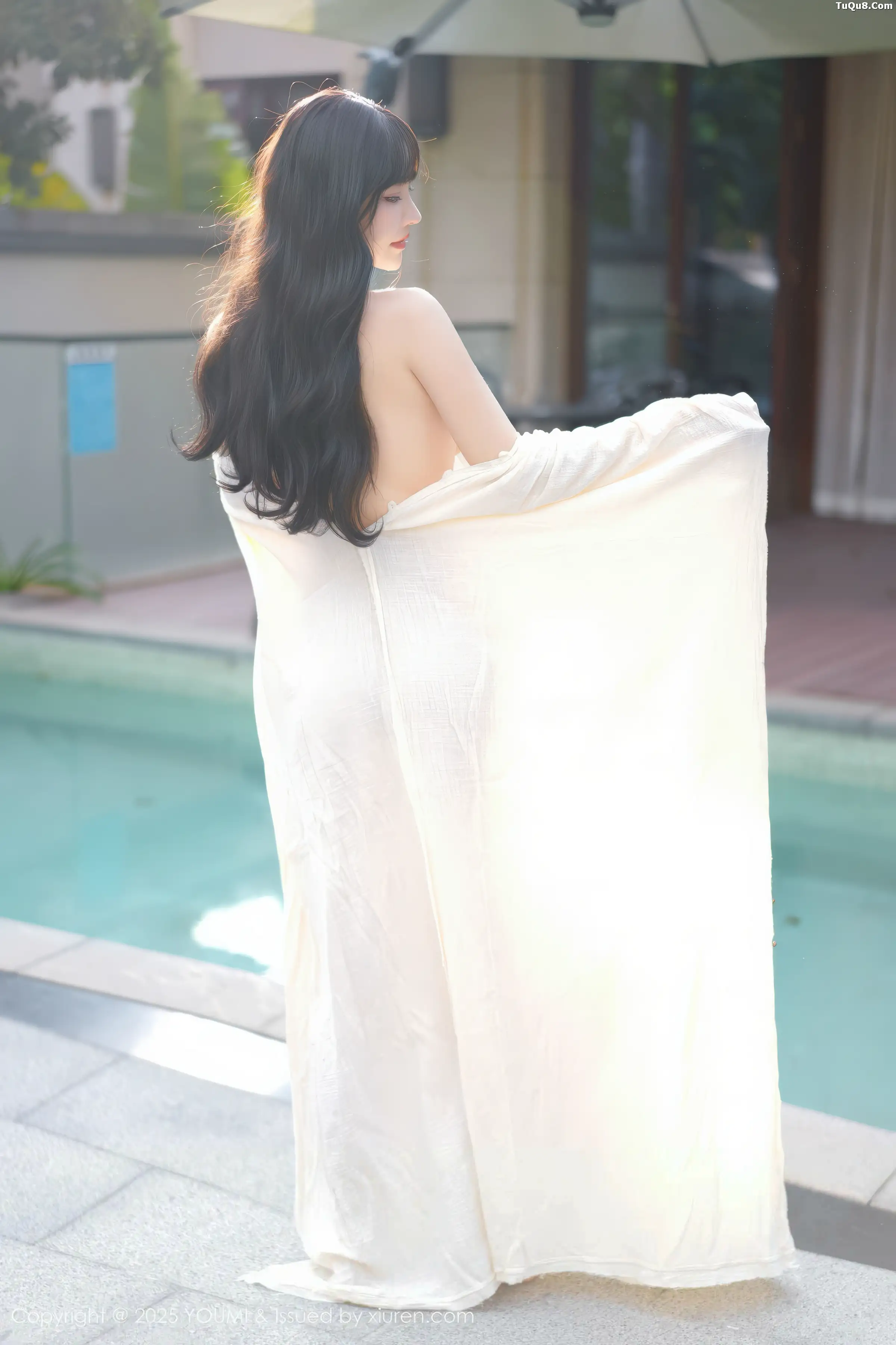 Xgyw.Org_[YouMi尤蜜荟]Vol.1185_女神朱可儿Flora户外泳池性感浅色浴袍秀雪峰美臀撩人诱惑写真85P