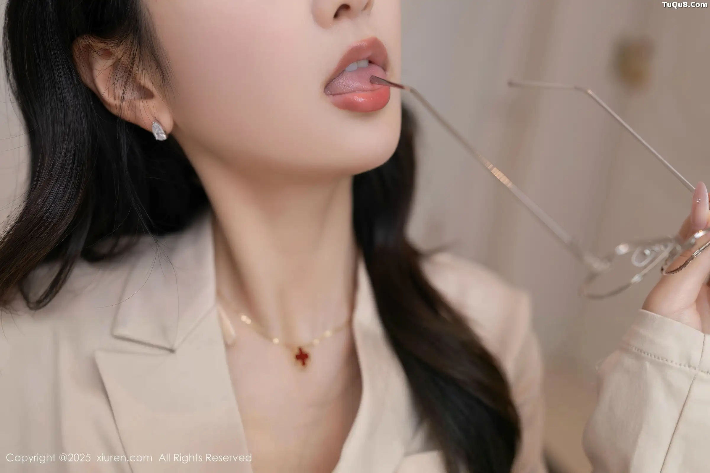 Xgyw.Org_[XiuRen秀人网]No.11053_模特唐安琪性感OL服饰露浅色内衣配超薄肉丝秀曼妙身姿诱惑写真84P