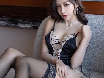 XiuRen第4356期_女神王馨瑶yanni私房脱红色卫衣露性感内衣配蕾丝袜诱惑写真82P