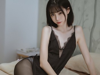网络美女许岚LAN黑色蕾丝睡衣主题性感黑色吊带配超薄黑丝秀翘臀美腿诱惑写真40P
